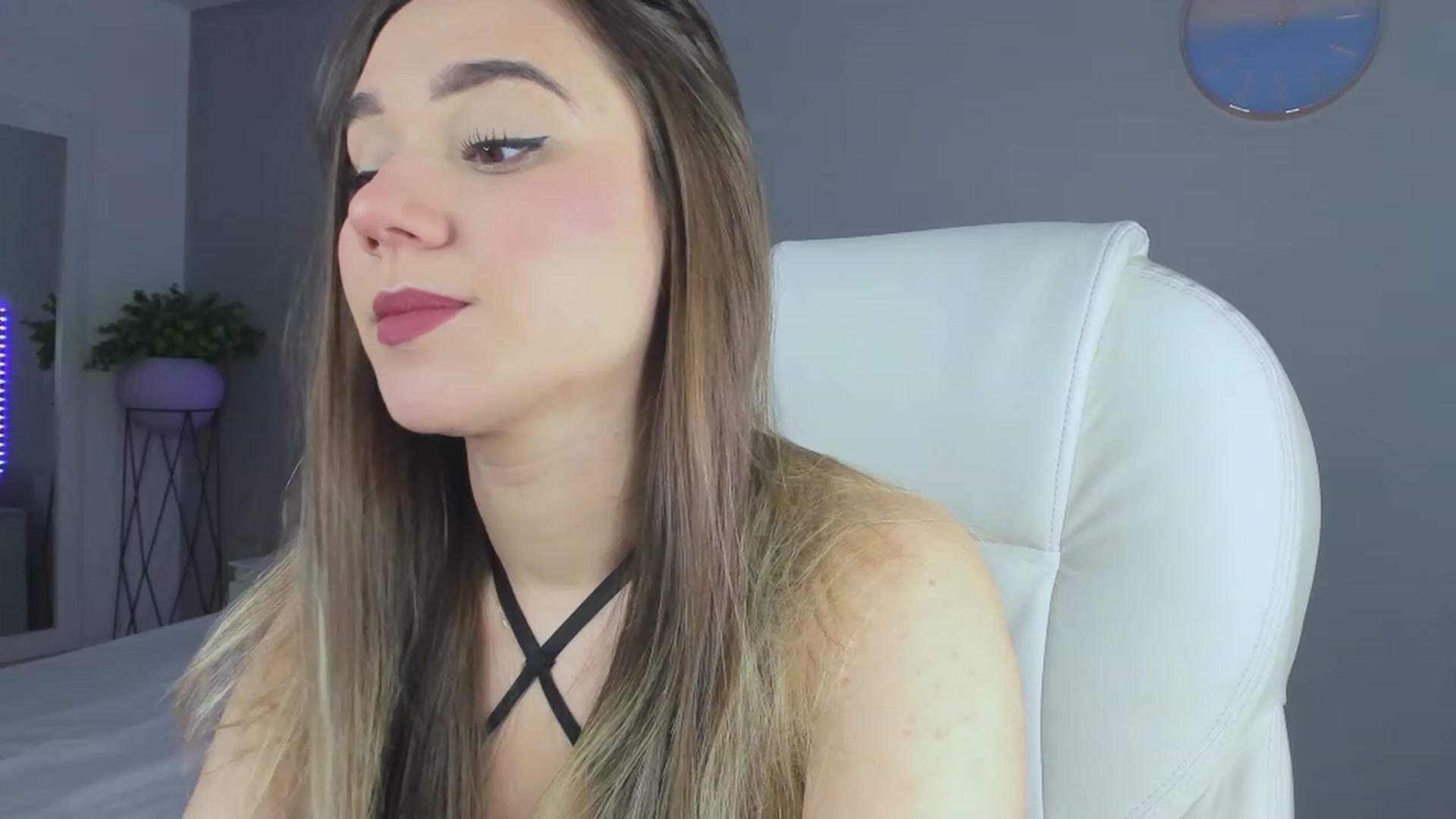 Gallery image thumbnail from Sabrinarey_'s myfreecams stream on, 11/18/2022, 13:45 image 16 of 20