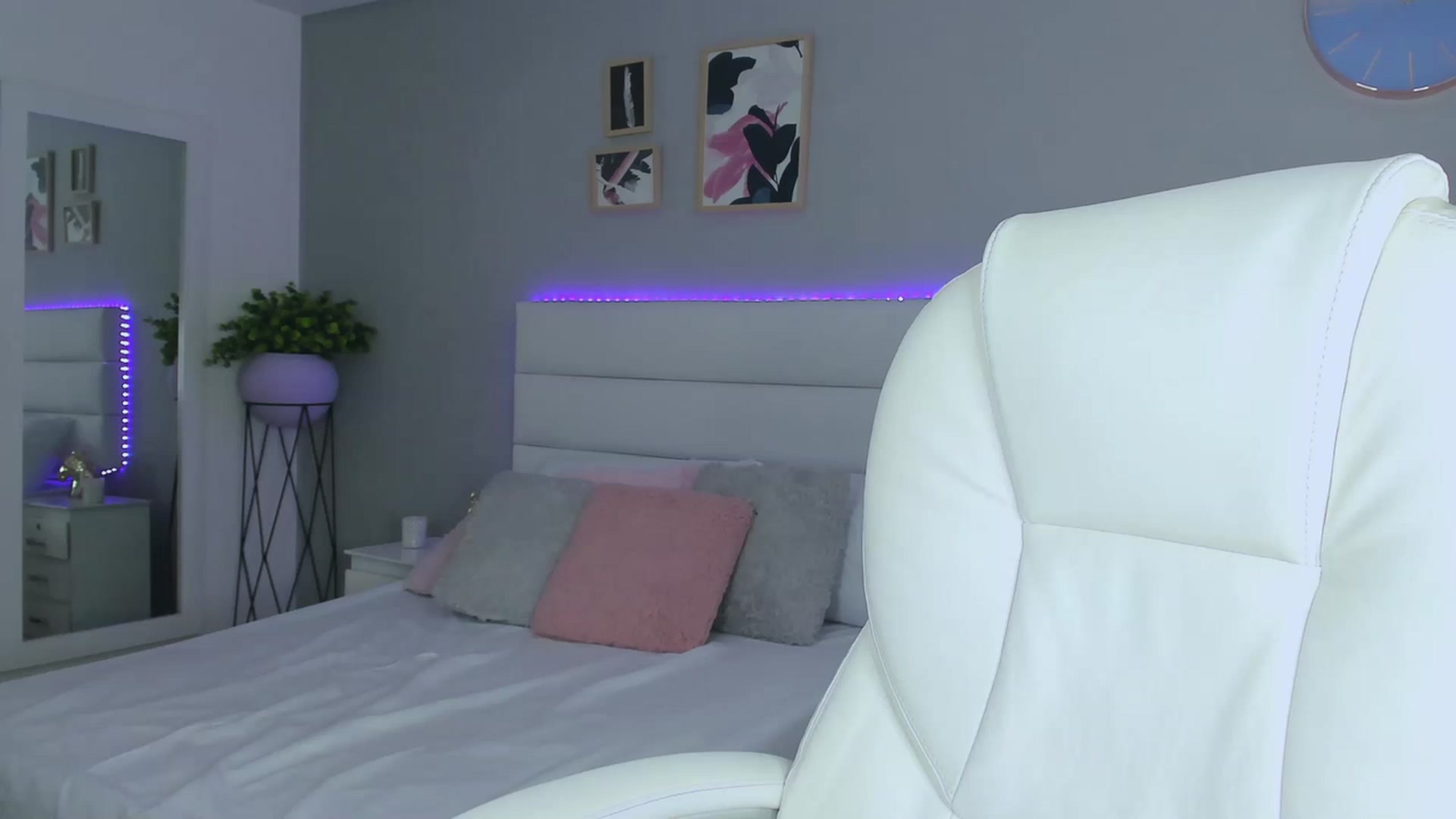 Gallery image thumbnail from Sabrinarey_'s myfreecams stream on, 11/18/2022, 14:57 image 18 of 20