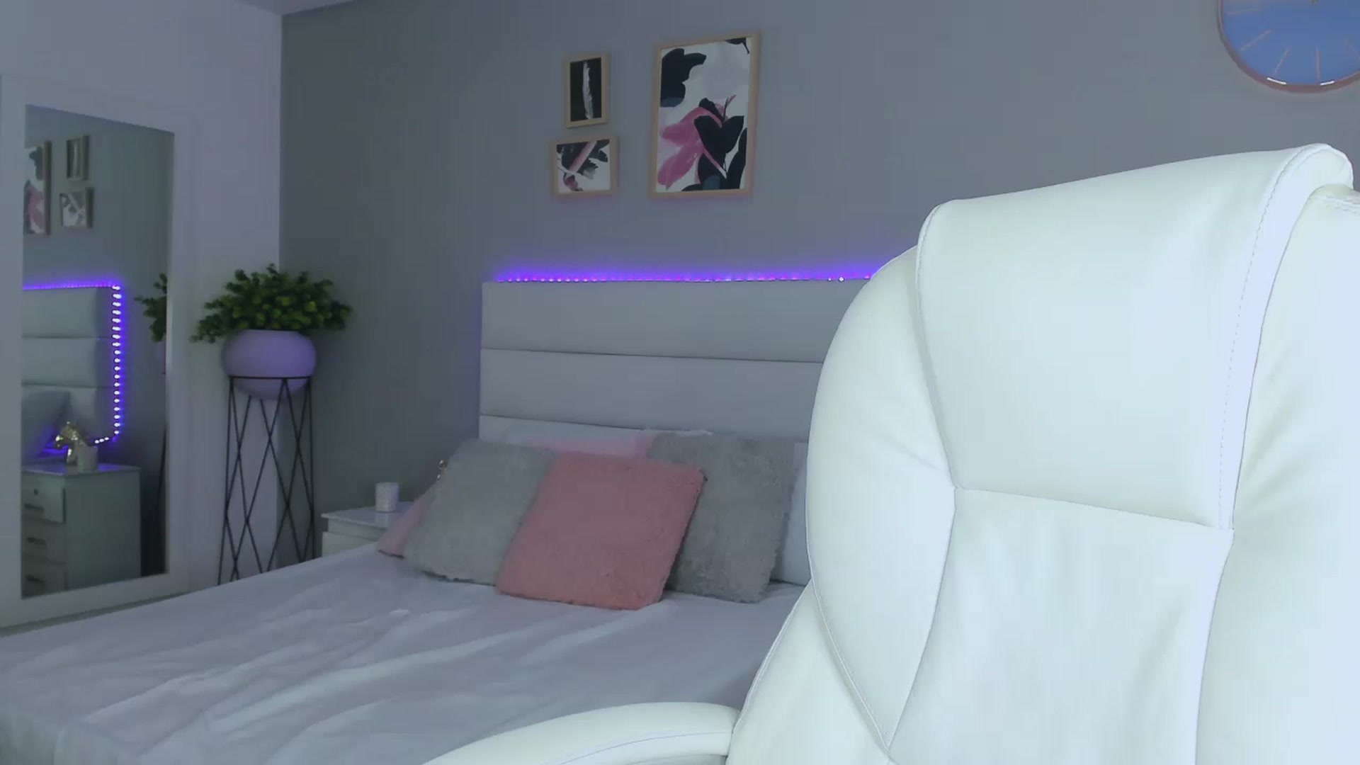 Gallery image thumbnail from Sabrinarey_'s myfreecams stream on, 11/18/2022, 14:57 image 16 of 20