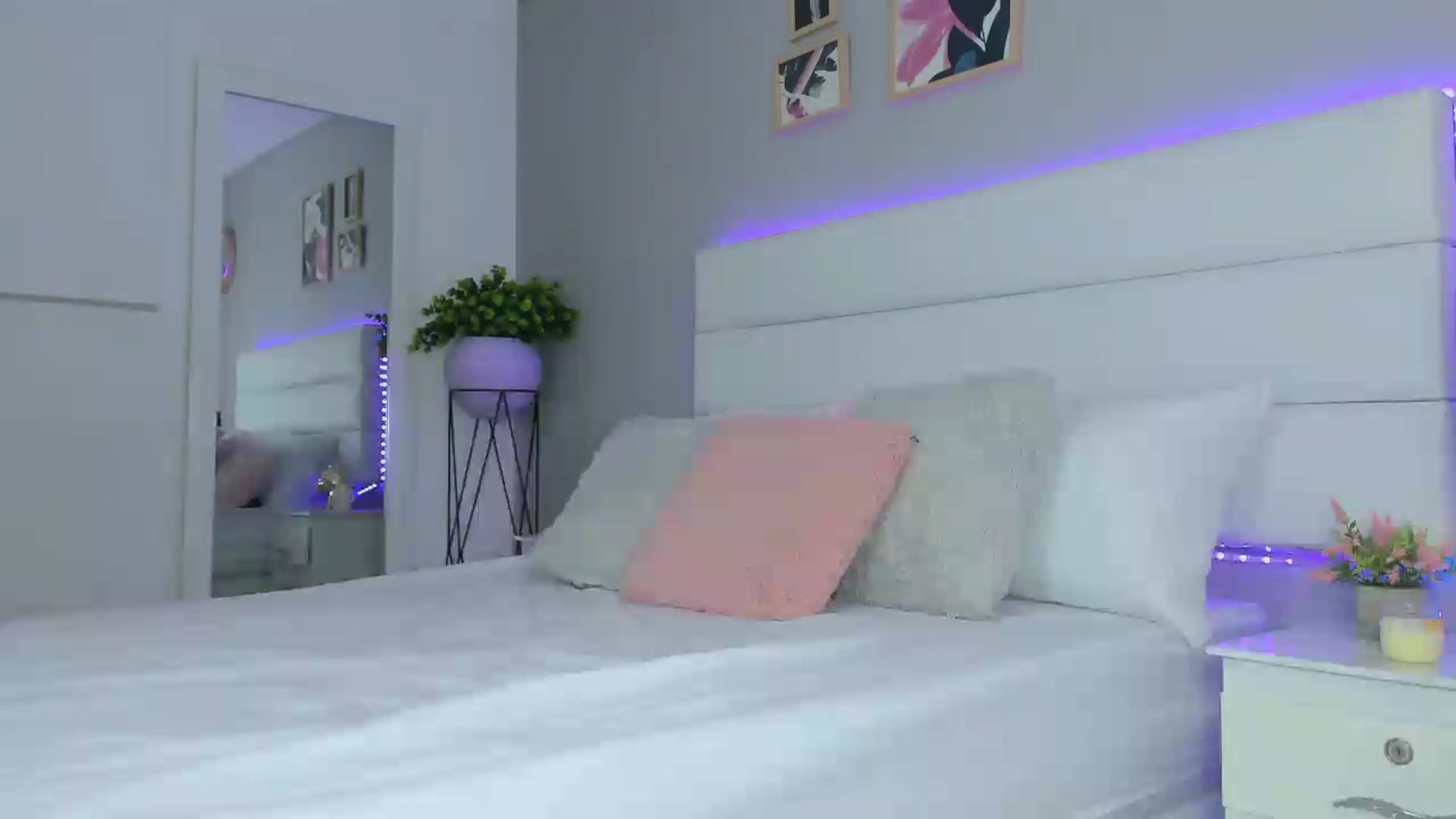 Gallery image thumbnail from Sabrinarey_'s myfreecams stream on, 11/18/2022, 16:31 image 13 of 20