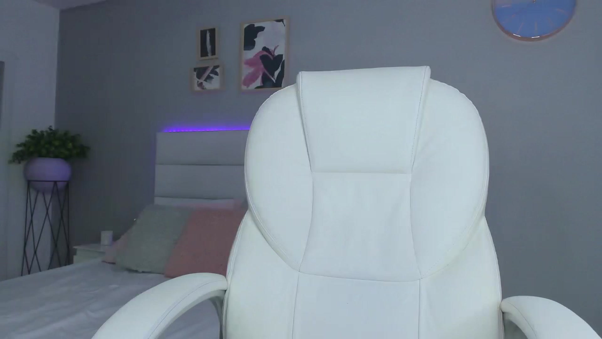 Gallery image thumbnail from Sabrinarey_'s myfreecams stream on, 11/18/2022, 16:31 image 3 of 20