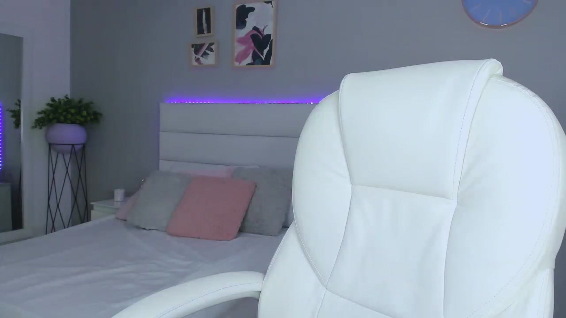 Gallery image thumbnail from Sabrinarey_'s myfreecams stream on, 11/18/2022, 17:36 image 13 of 20