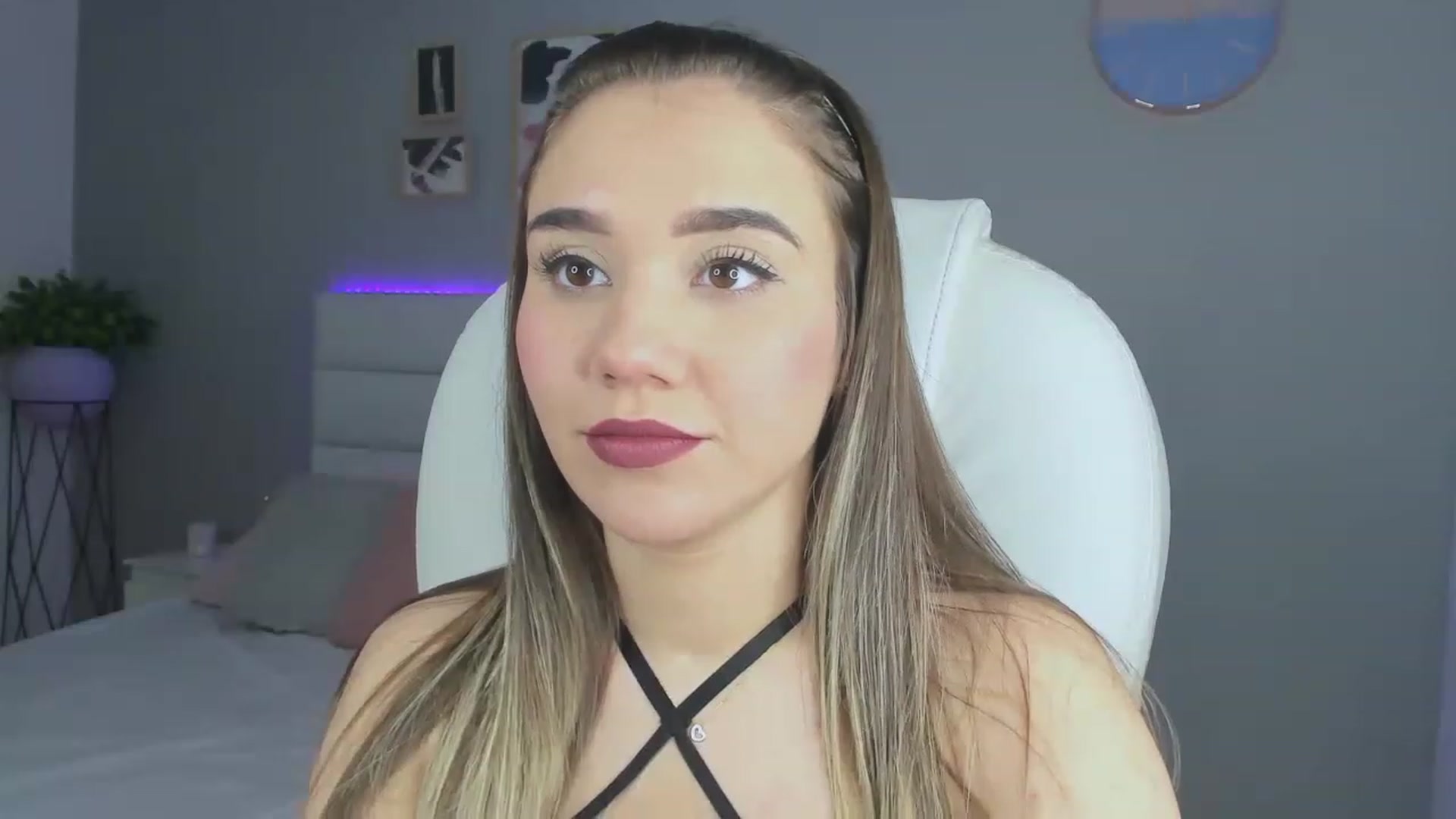 Gallery image thumbnail from Sabrinarey_'s myfreecams stream on, 11/18/2022, 17:36 image 9 of 20