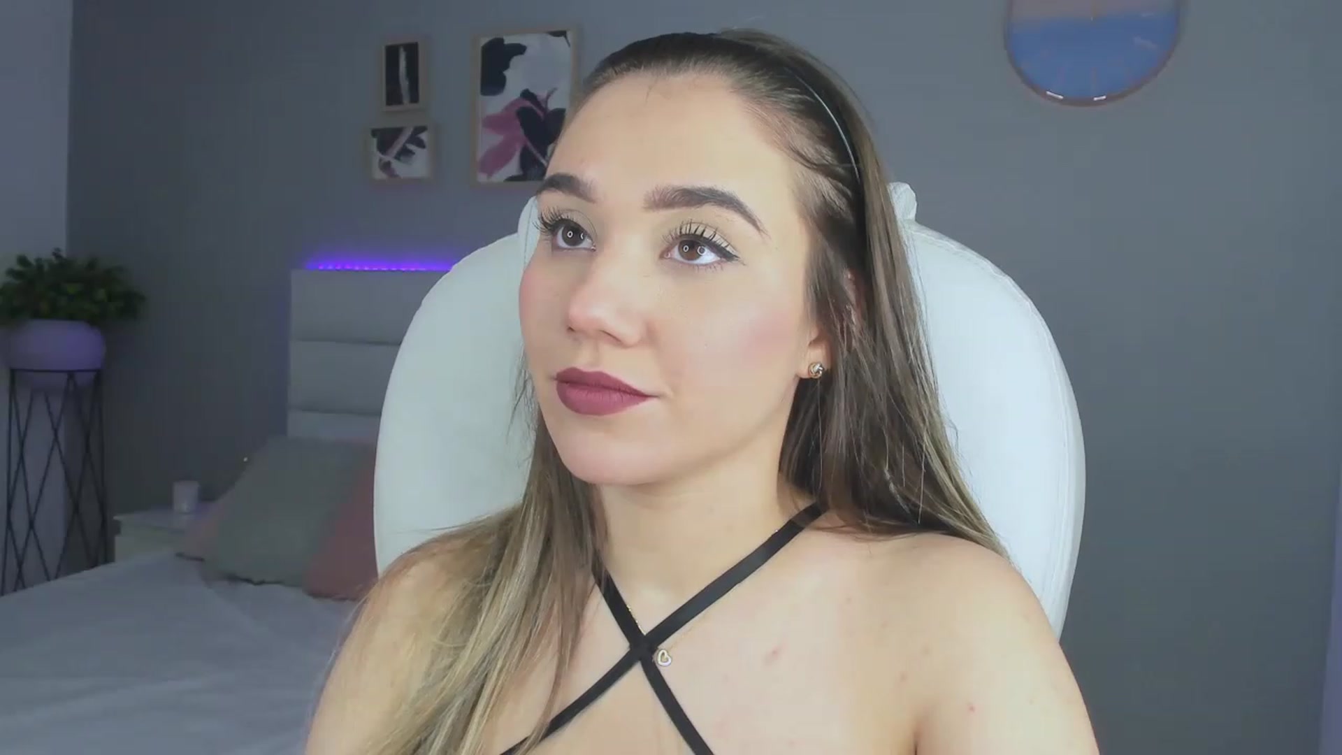 Gallery image thumbnail from Sabrinarey_'s myfreecams stream on, 11/18/2022, 17:36 image 10 of 20
