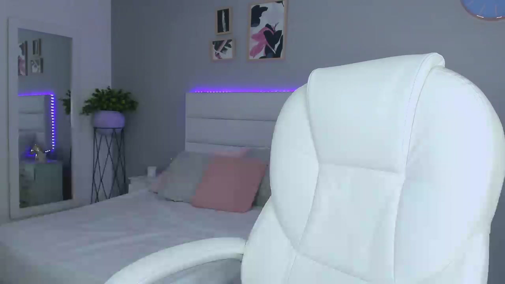 Gallery image thumbnail from Sabrinarey_'s myfreecams stream on, 11/18/2022, 17:36 image 4 of 20