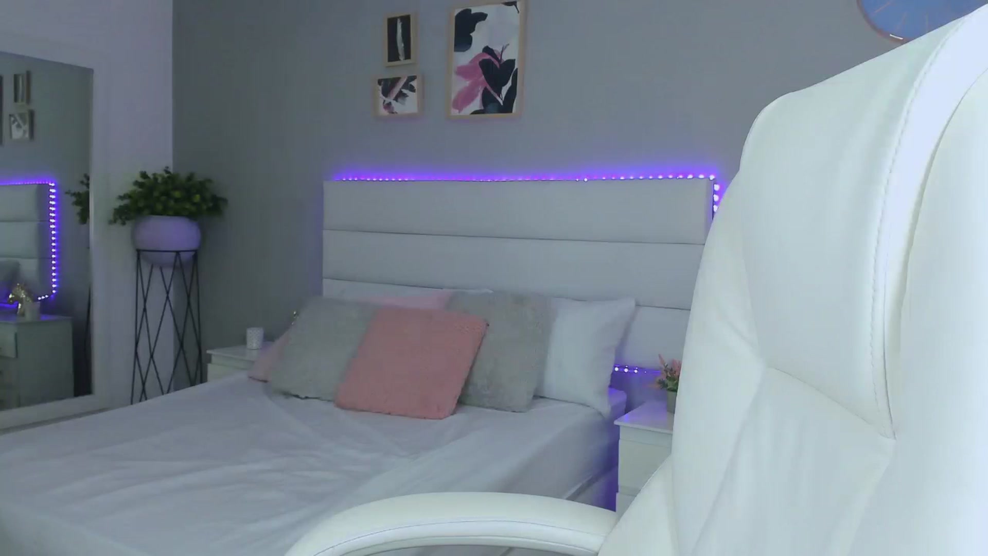 Gallery image thumbnail from Sabrinarey_'s myfreecams stream on, 11/18/2022, 18:02 image 5 of 20
