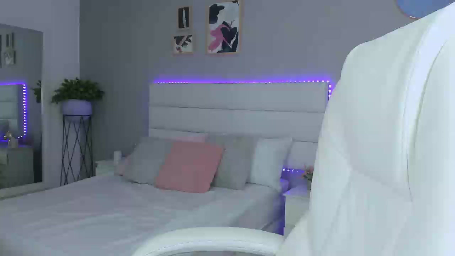 Gallery image thumbnail from Sabrinarey_'s myfreecams stream on, 11/18/2022, 18:02 image 3 of 20