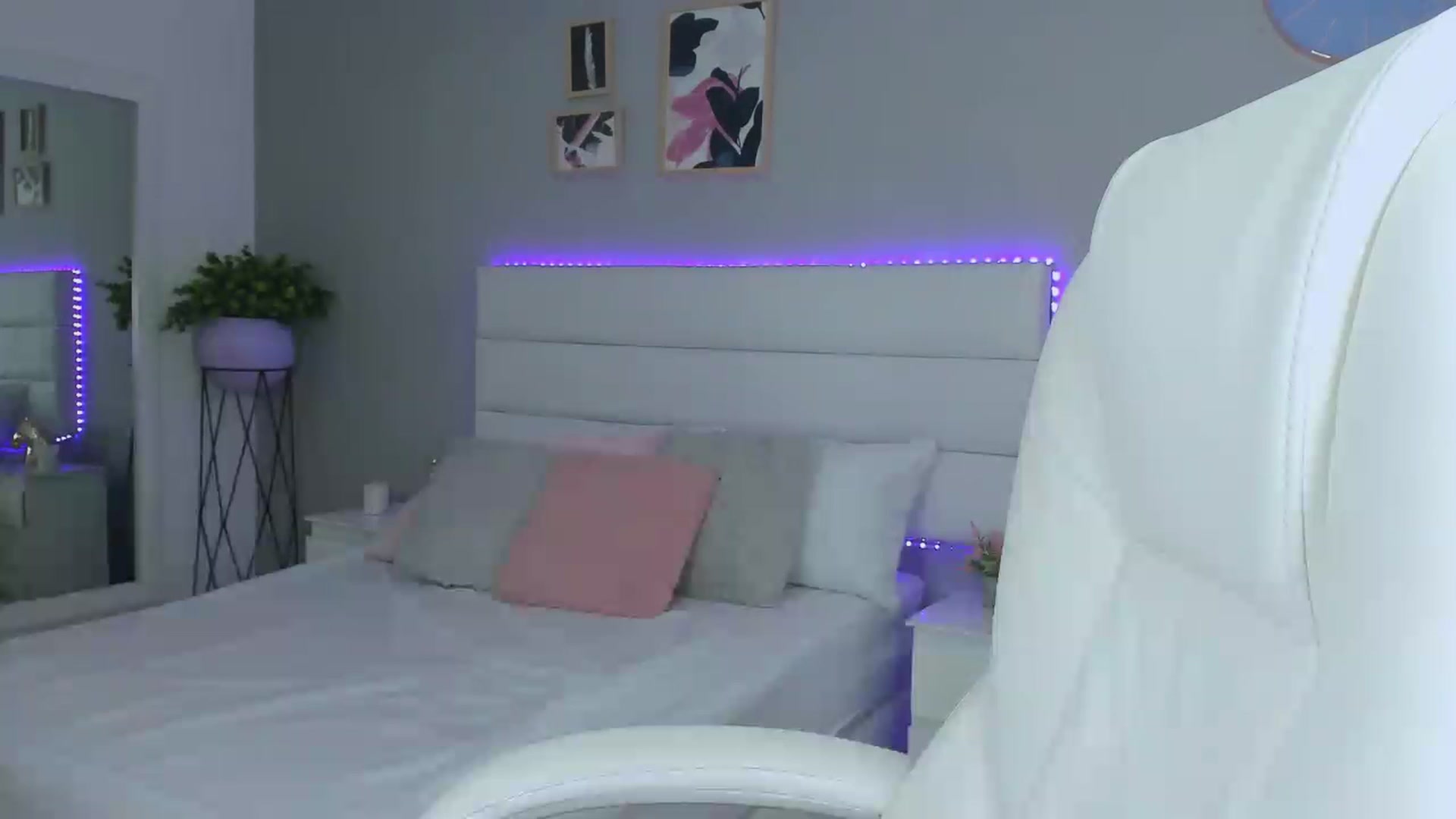 Gallery image thumbnail from Sabrinarey_'s myfreecams stream on, 11/18/2022, 18:02 image 2 of 20