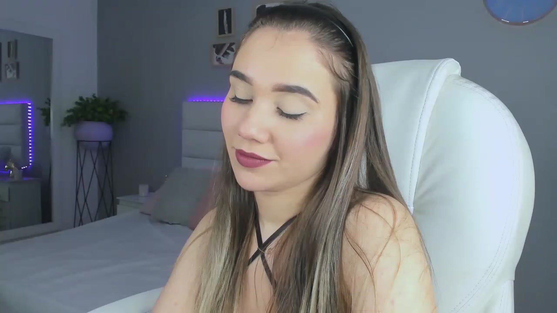 Gallery image thumbnail from Sabrinarey_'s myfreecams stream on, 11/18/2022, 18:02 image 1 of 20