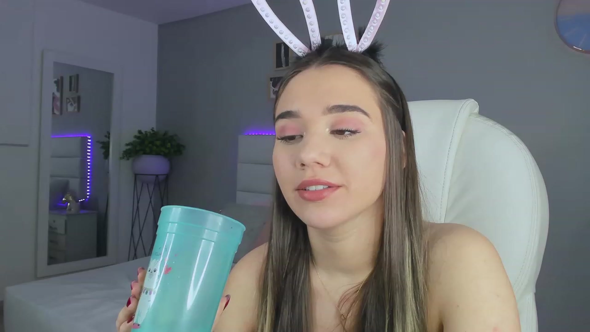 Gallery image thumbnail from Sabrinarey_'s myfreecams stream on, 11/19/2022, 20:59 image 5 of 20