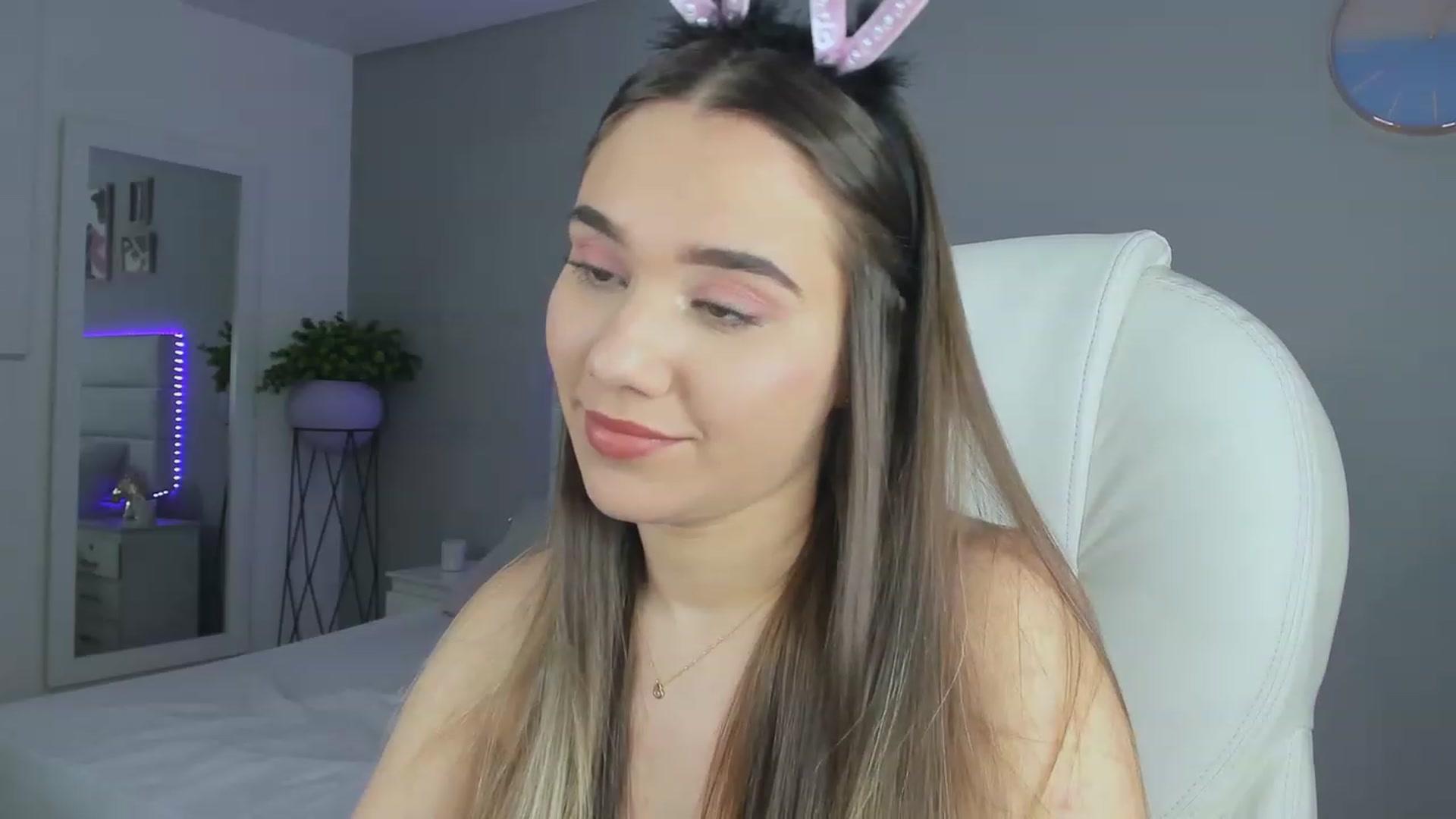 Gallery image thumbnail from Sabrinarey_'s myfreecams stream on, 11/19/2022, 20:59 image 16 of 20