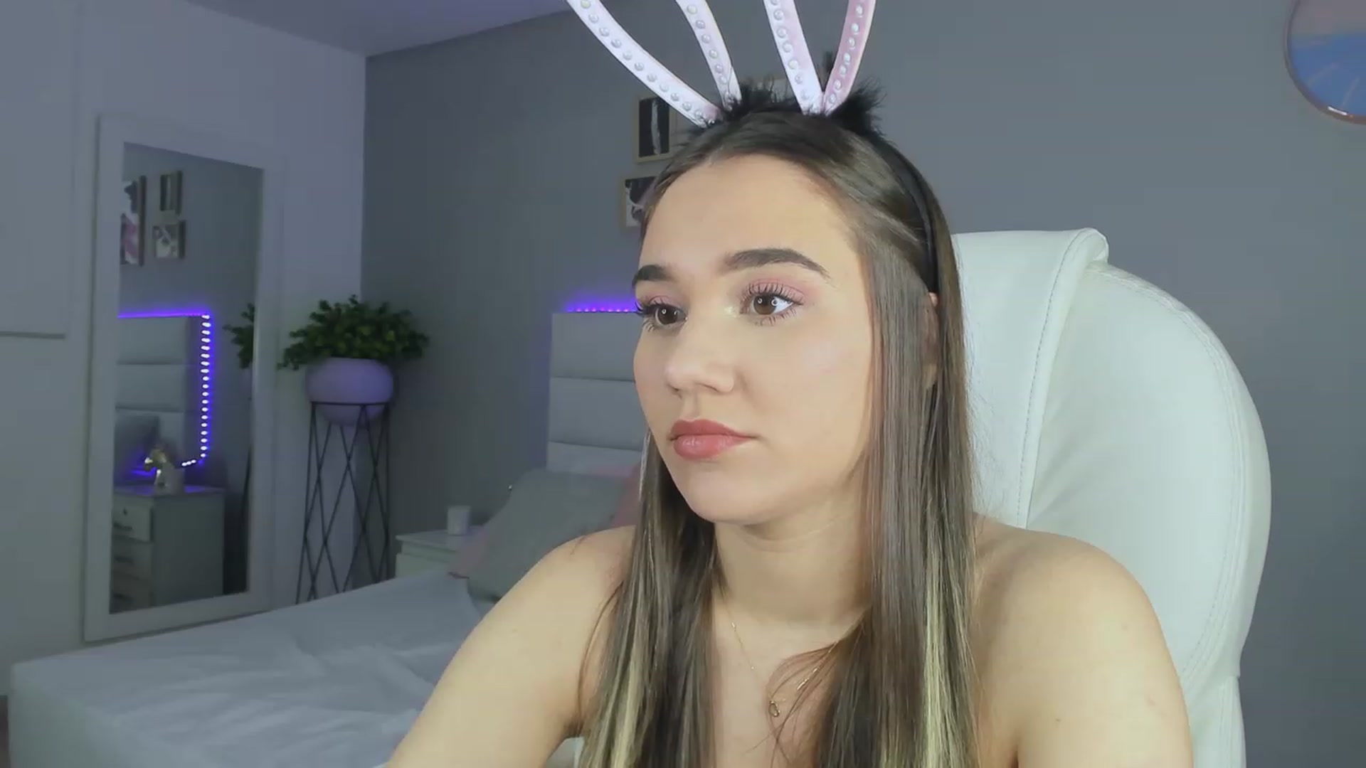 Gallery image thumbnail from Sabrinarey_'s myfreecams stream on, 11/19/2022, 20:59 image 7 of 20