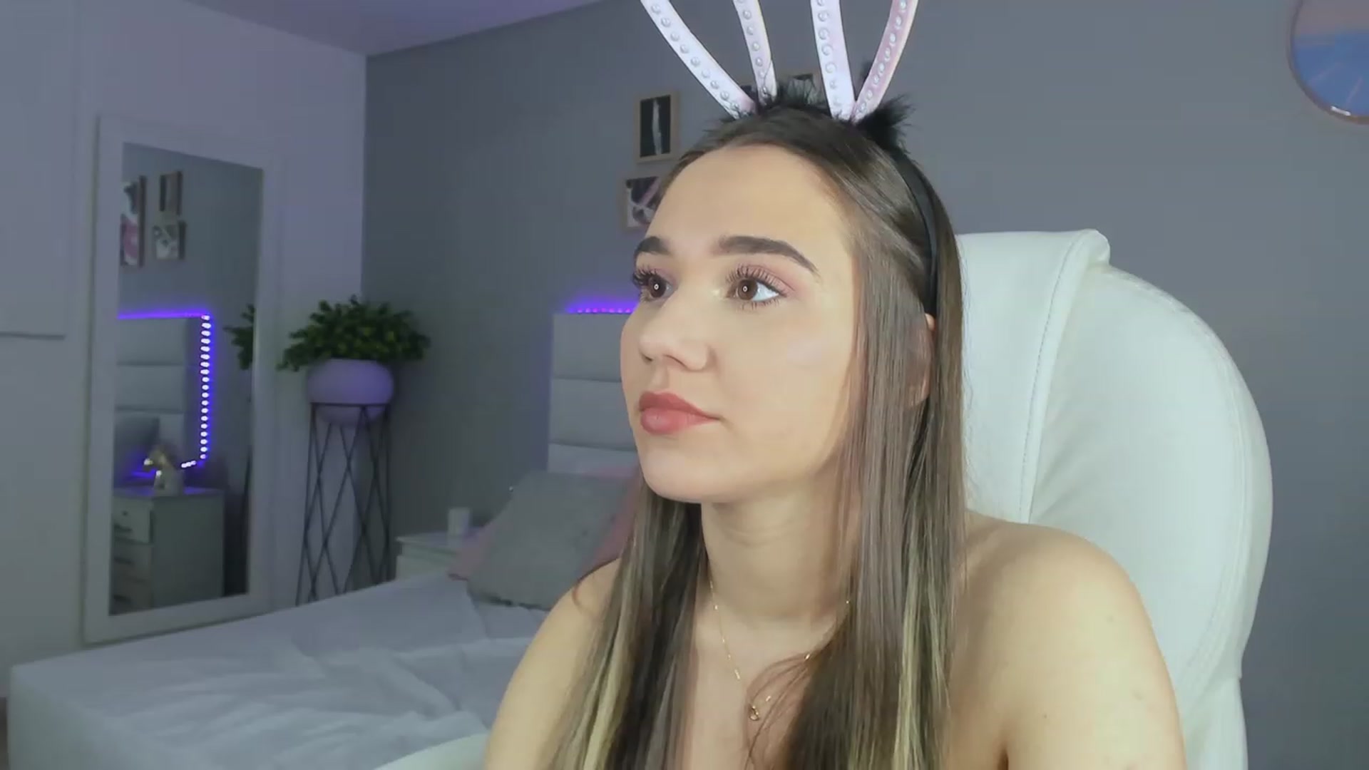 Gallery image thumbnail from Sabrinarey_'s myfreecams stream on, 11/19/2022, 20:59 image 6 of 20