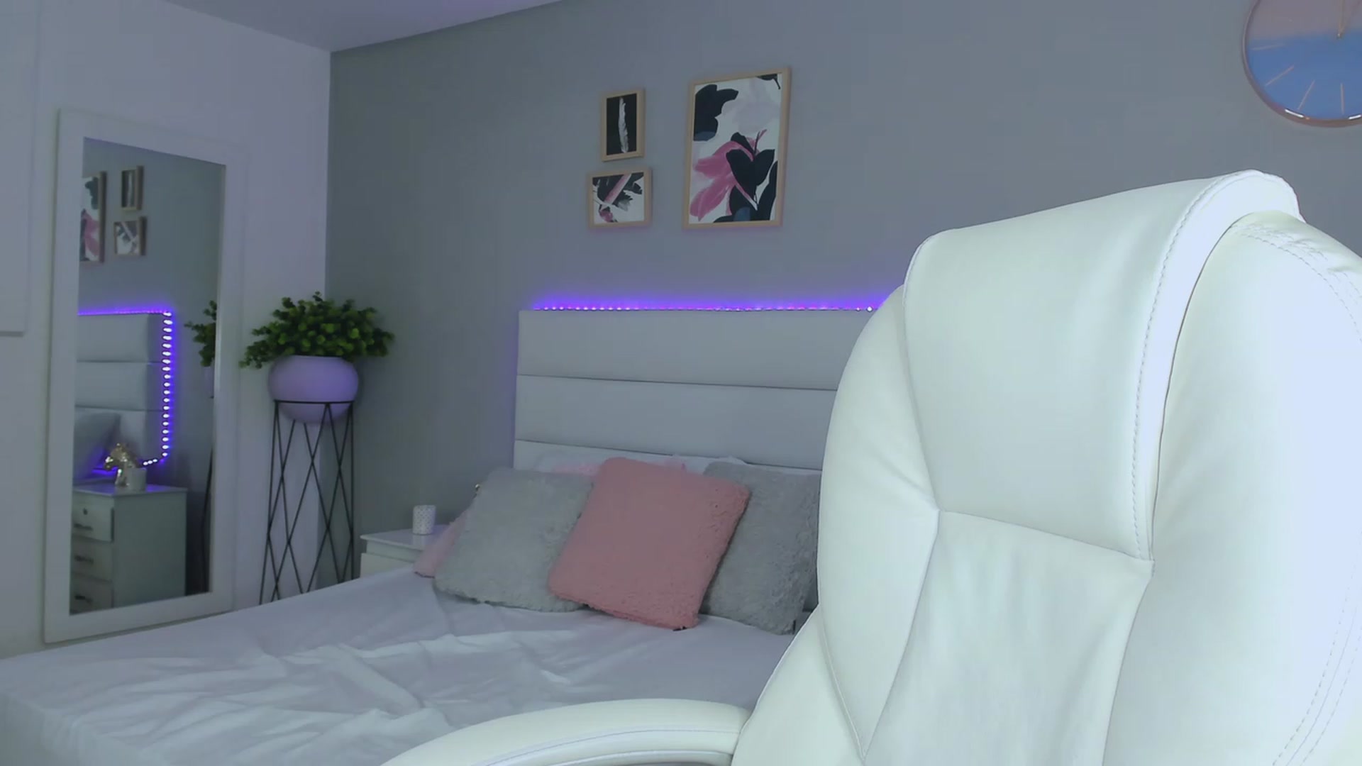 Gallery image thumbnail from Sabrinarey_'s myfreecams stream on, 11/19/2022, 20:59 image 17 of 20