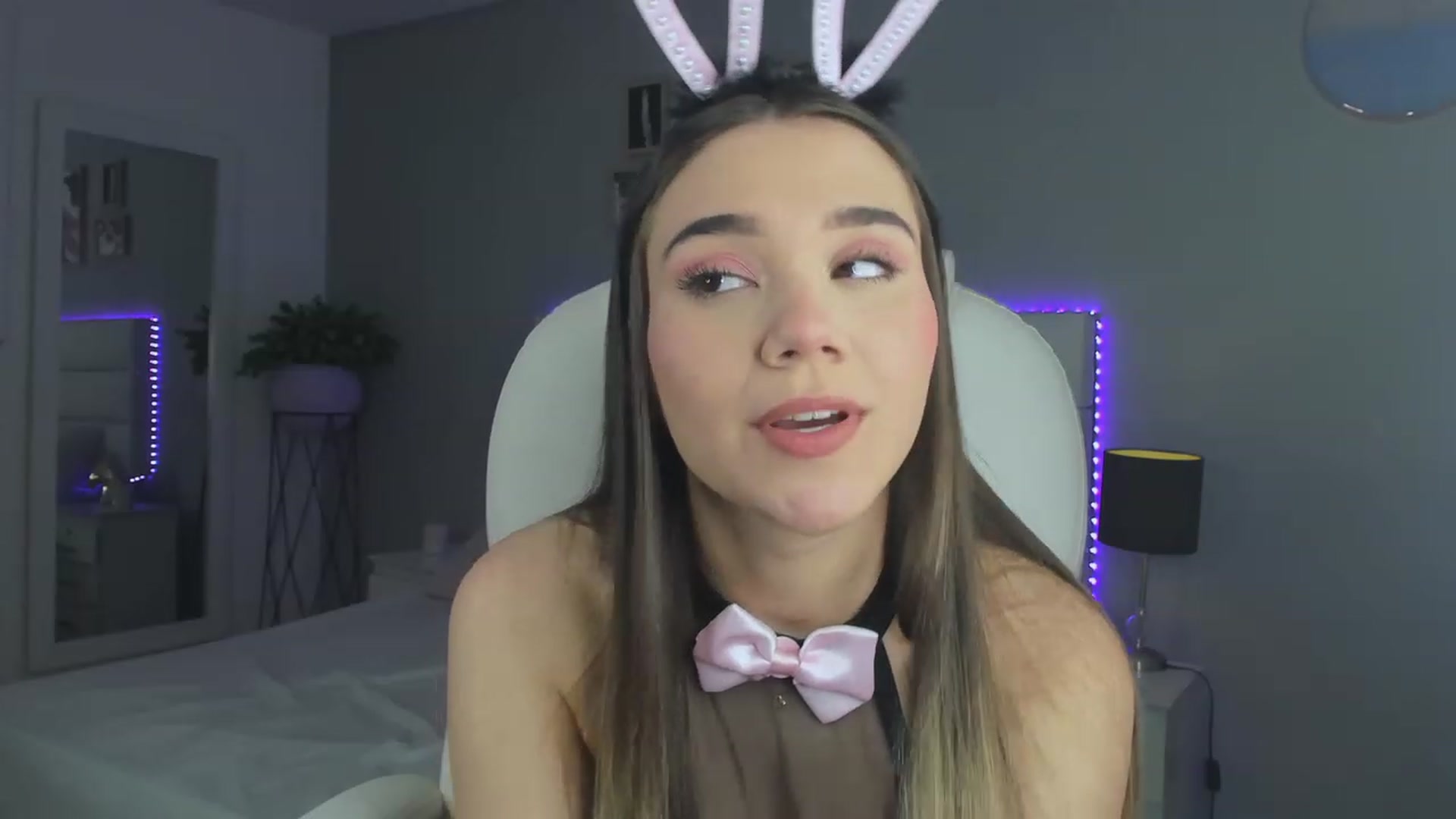 Gallery image thumbnail from Sabrinarey_'s myfreecams stream on, 11/19/2022, 22:41 image 14 of 20