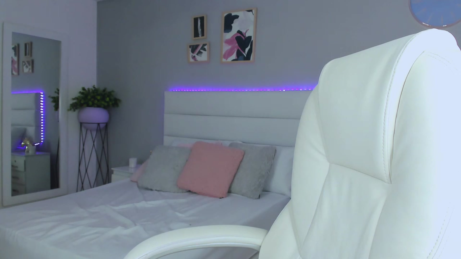 Gallery image thumbnail from Sabrinarey_'s myfreecams stream on, 11/19/2022, 22:41 image 12 of 20