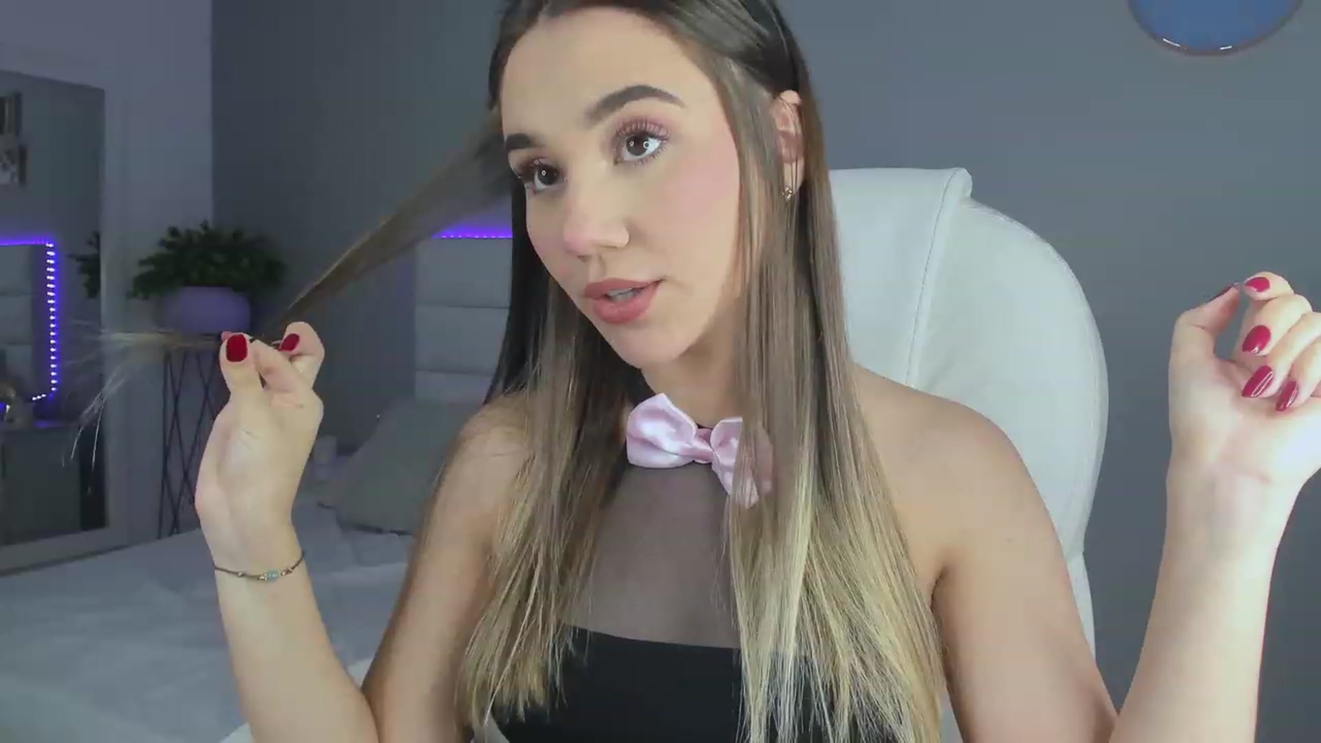 Gallery image thumbnail from Sabrinarey_'s myfreecams stream on, 11/19/2022, 22:41 image 13 of 20
