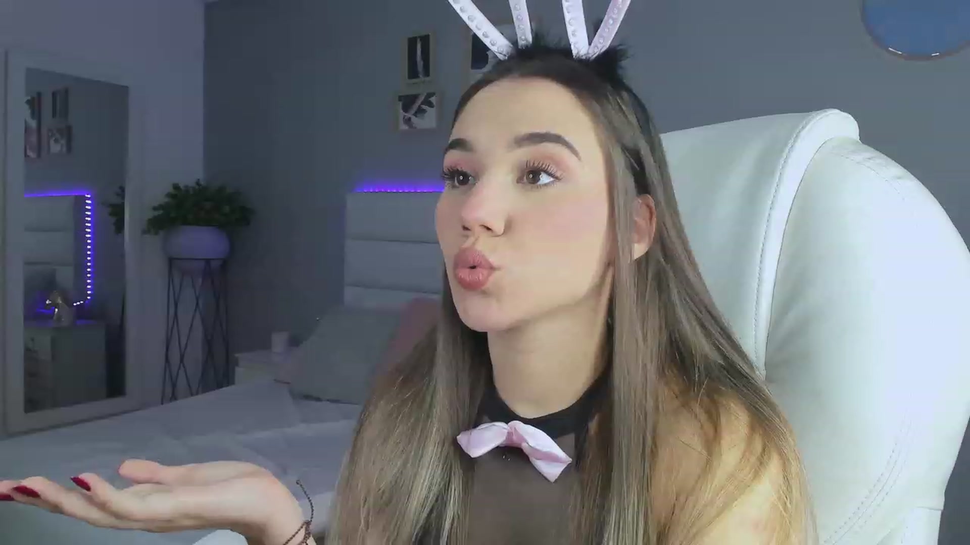 Gallery image thumbnail from Sabrinarey_'s myfreecams stream on, 11/19/2022, 22:41 image 11 of 20