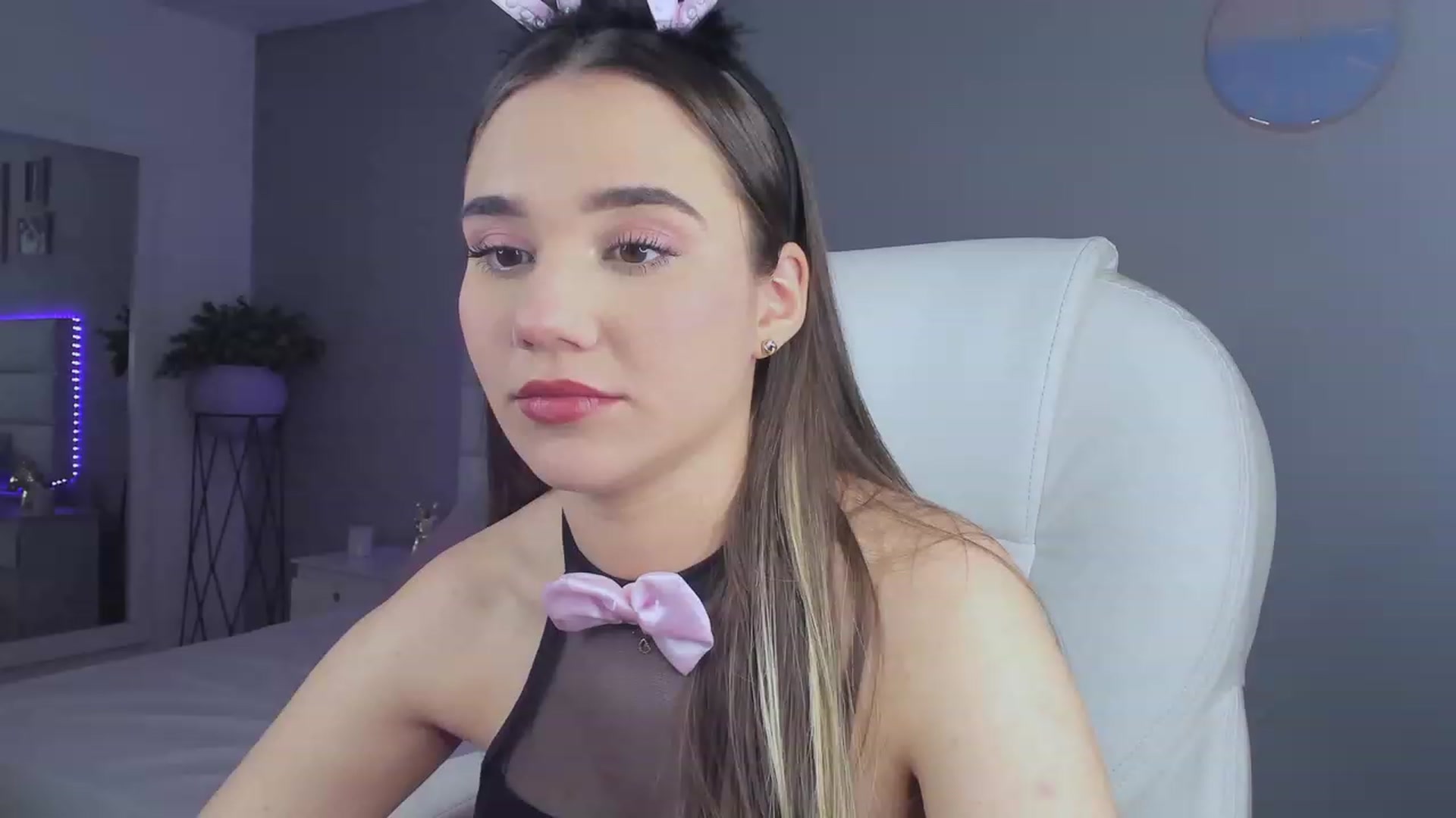 Gallery image thumbnail from Sabrinarey_'s myfreecams stream on, 11/20/2022, 07:42 image 15 of 20