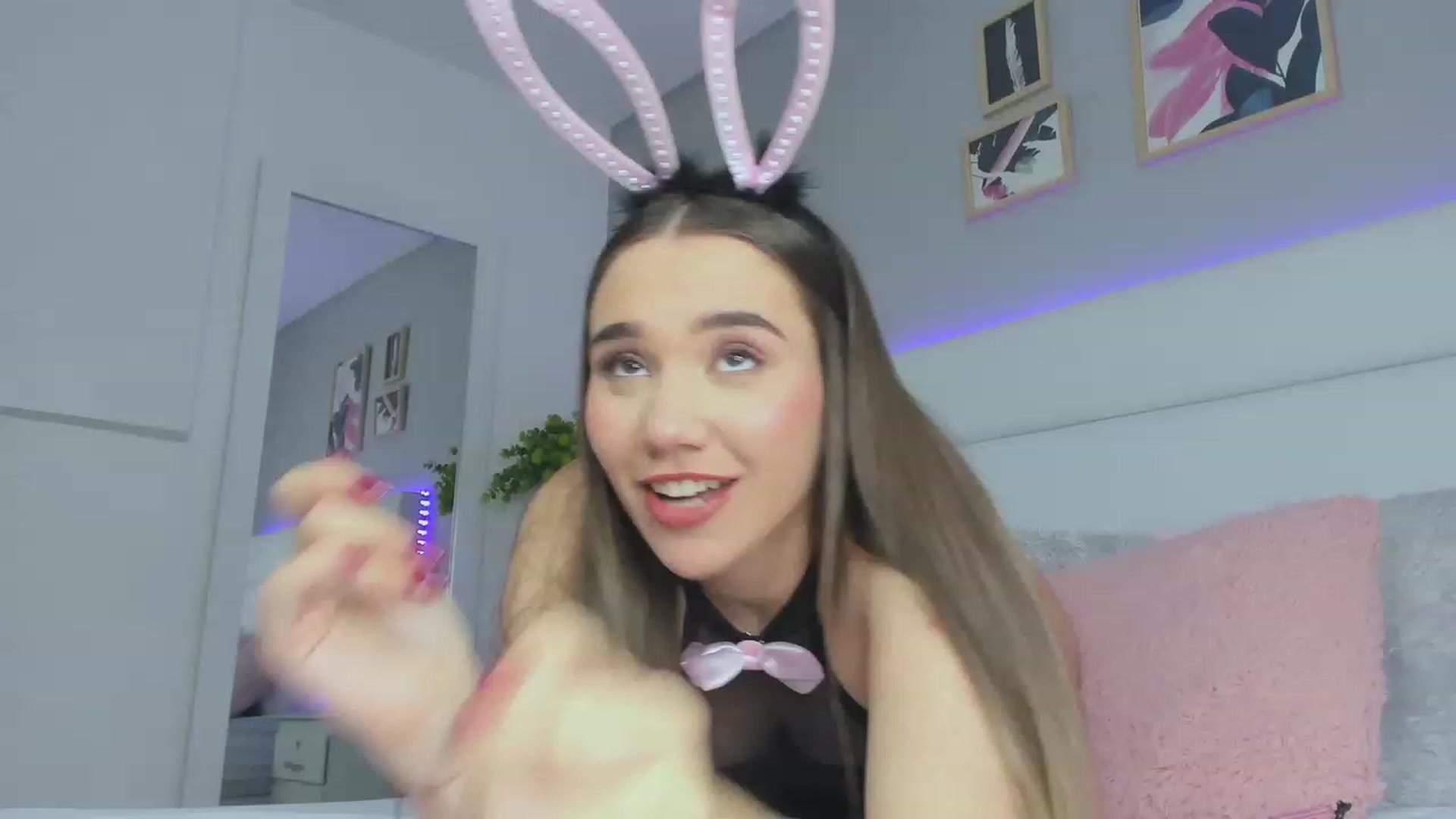 Gallery image thumbnail from Sabrinarey_'s myfreecams stream on, 11/20/2022, 07:42 image 4 of 20