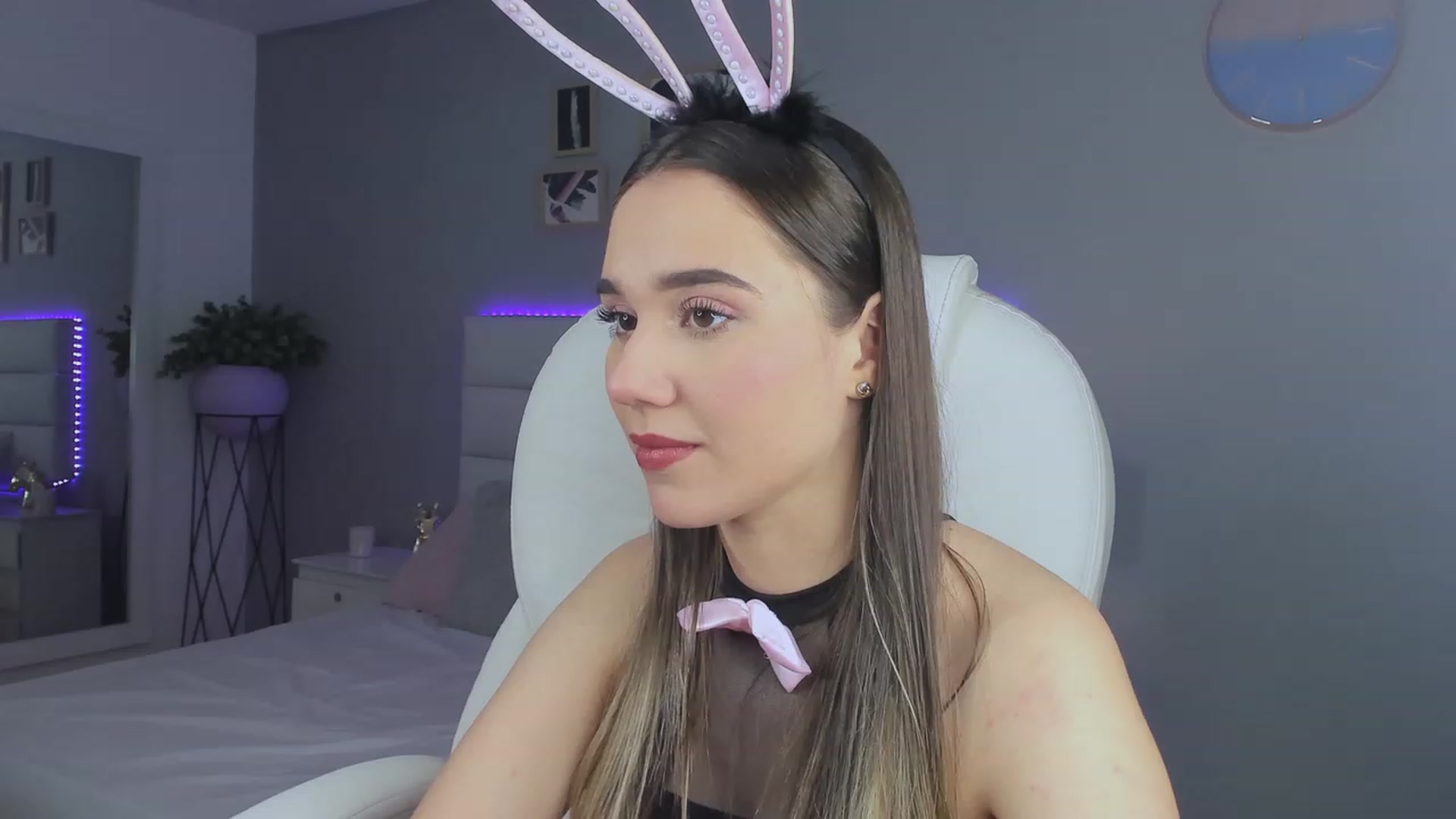Gallery image thumbnail from Sabrinarey_'s myfreecams stream on, 11/20/2022, 07:42 image 18 of 20