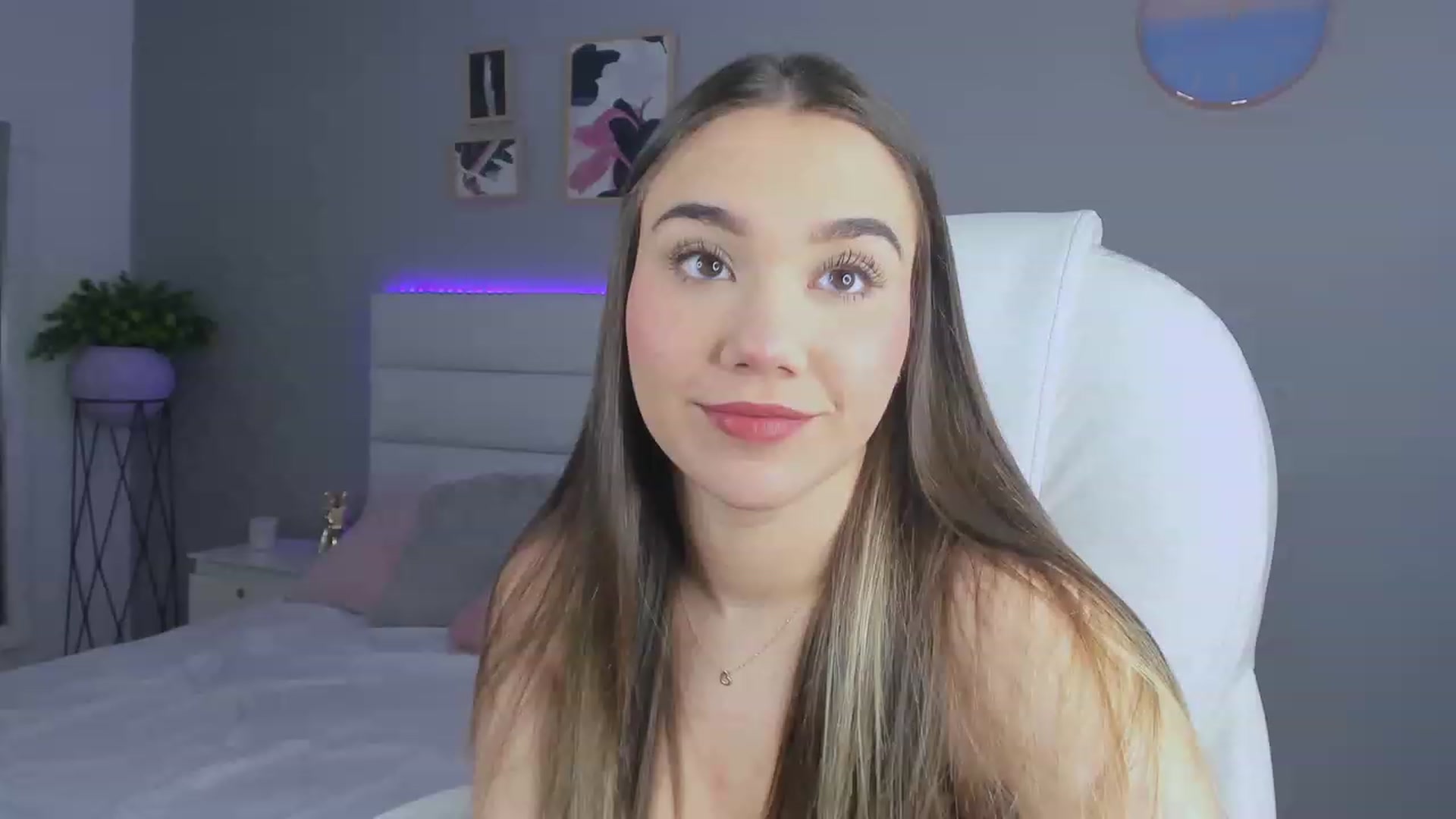 Gallery image thumbnail from Sabrinarey_'s myfreecams stream on, 11/20/2022, 21:32 image 17 of 20