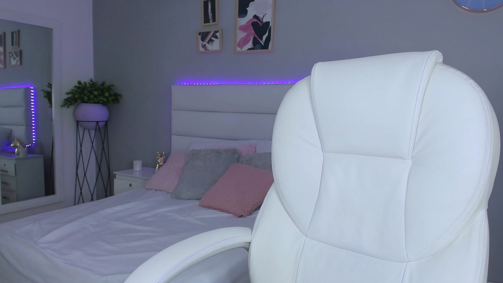 Gallery image thumbnail from Sabrinarey_'s myfreecams stream on, 11/21/2022, 24:34 image 8 of 20