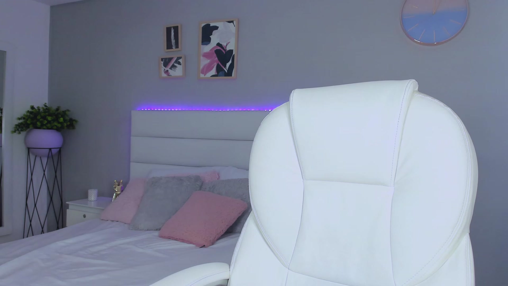 Gallery image thumbnail from Sabrinarey_'s myfreecams stream on, 11/21/2022, 24:34 image 13 of 20