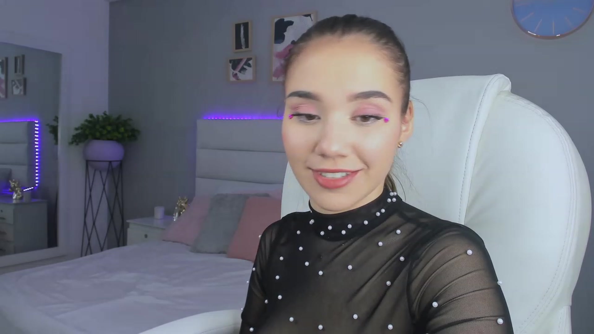 Gallery image thumbnail from Sabrinarey_'s myfreecams stream on, 11/21/2022, 21:43 image 9 of 20