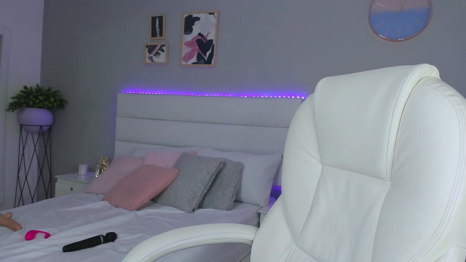 Gallery image thumbnail from Sabrinarey_'s myfreecams stream on, 11/22/2022, 24:43 image 11 of 20