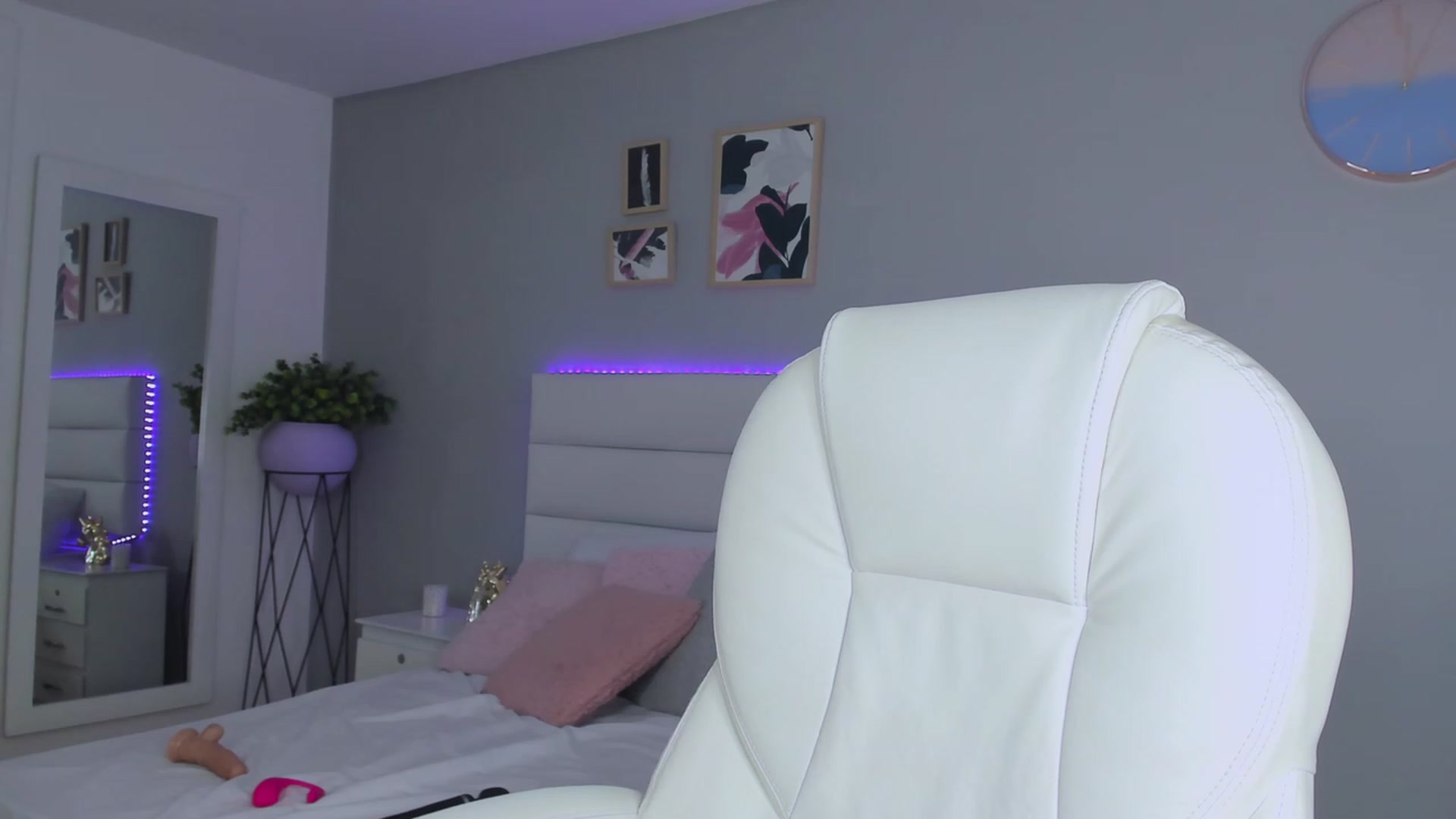 Gallery image thumbnail from Sabrinarey_'s myfreecams stream on, 11/22/2022, 24:43 image 16 of 20