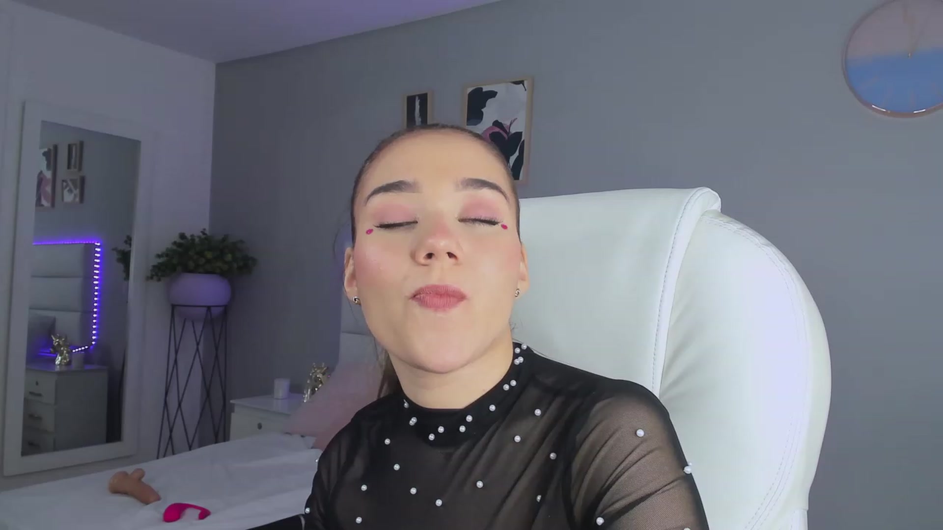Gallery image thumbnail from Sabrinarey_'s myfreecams stream on, 11/22/2022, 24:43 image 15 of 20