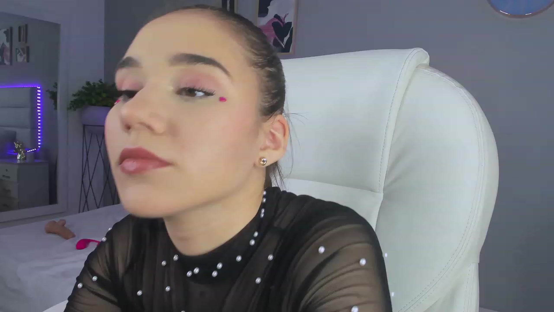 Gallery image thumbnail from Sabrinarey_'s myfreecams stream on, 11/22/2022, 24:43 image 6 of 20