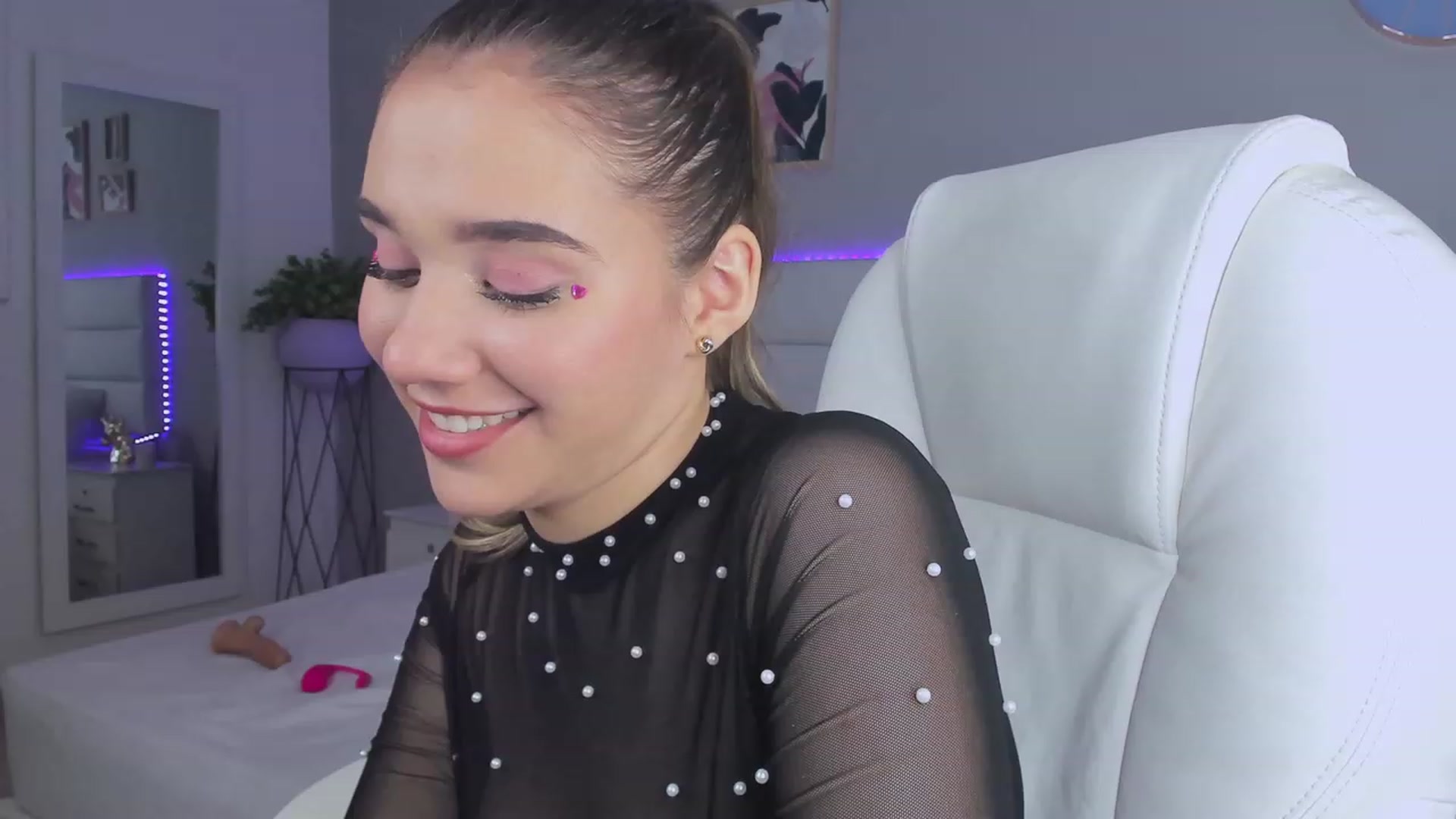 Gallery image thumbnail from Sabrinarey_'s myfreecams stream on, 11/22/2022, 01:05 image 18 of 20