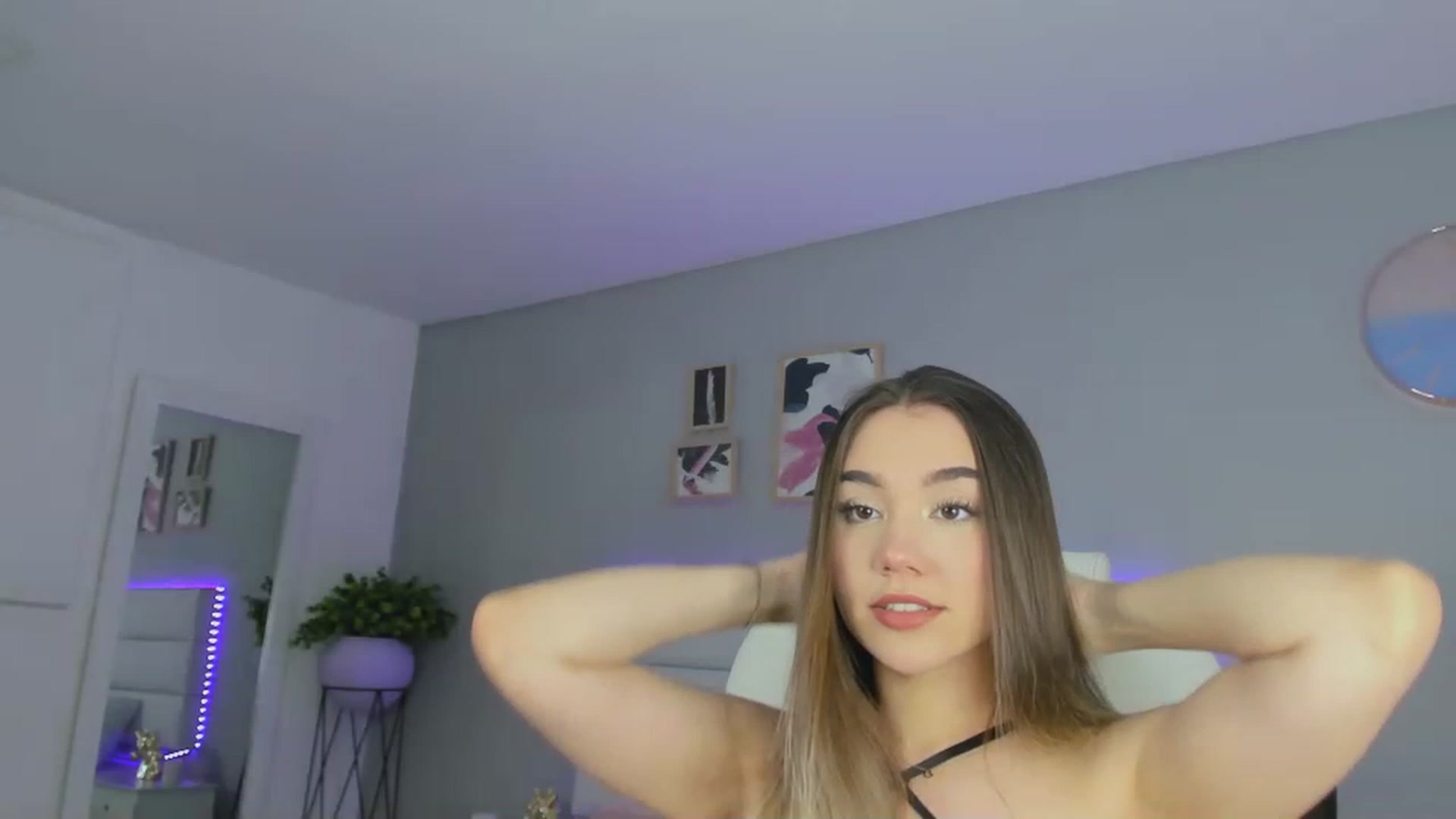 Gallery image thumbnail from Sabrinarey_'s myfreecams stream on, 11/22/2022, 21:13 image 2 of 20