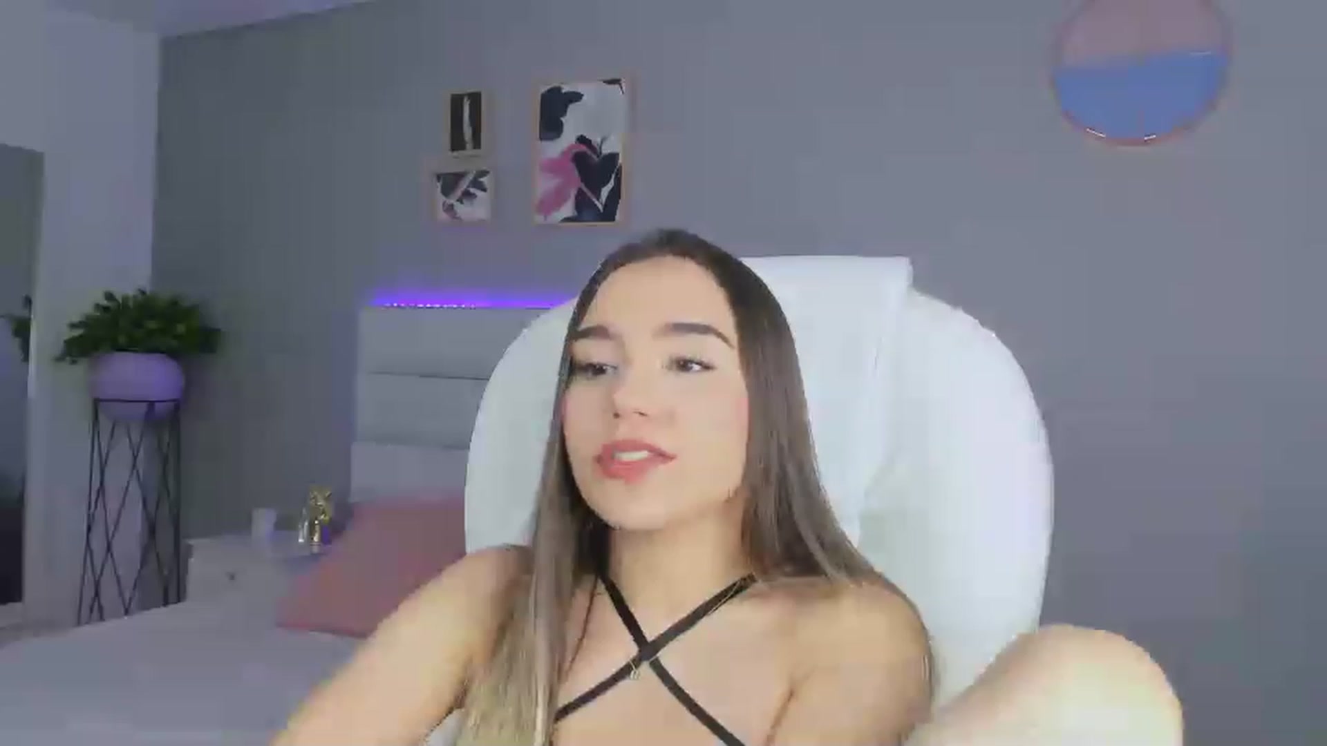 Gallery image thumbnail from Sabrinarey_'s myfreecams stream on, 11/22/2022, 21:13 image 12 of 20