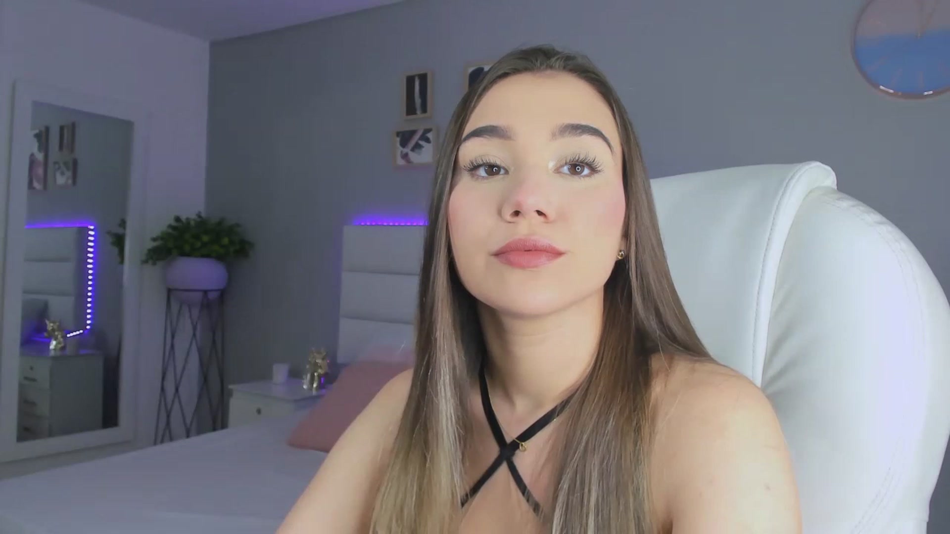 Gallery image thumbnail from Sabrinarey_'s myfreecams stream on, 11/22/2022, 21:13 image 3 of 20