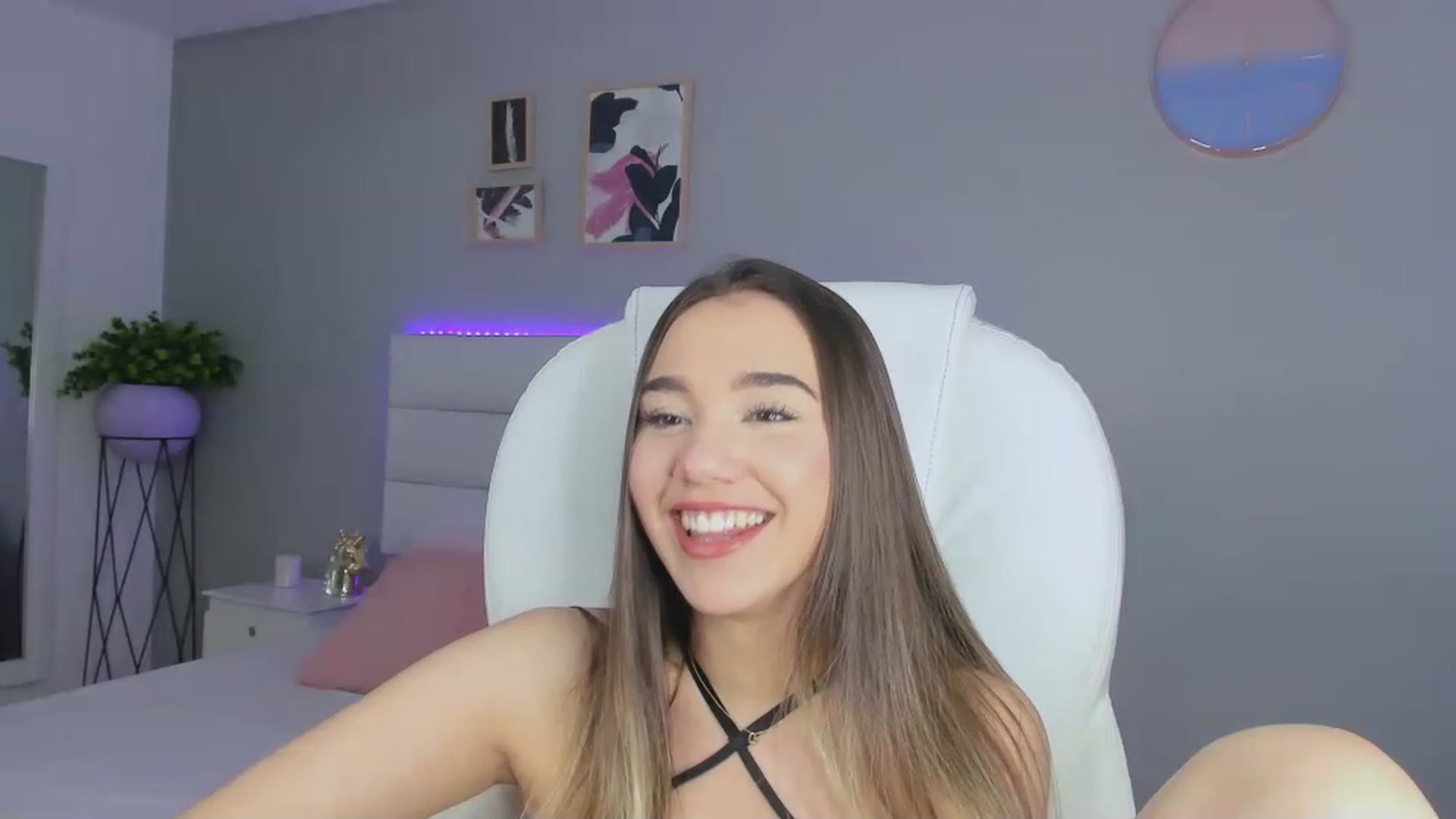 Gallery image thumbnail from Sabrinarey_'s myfreecams stream on, 11/22/2022, 21:13 image 11 of 20