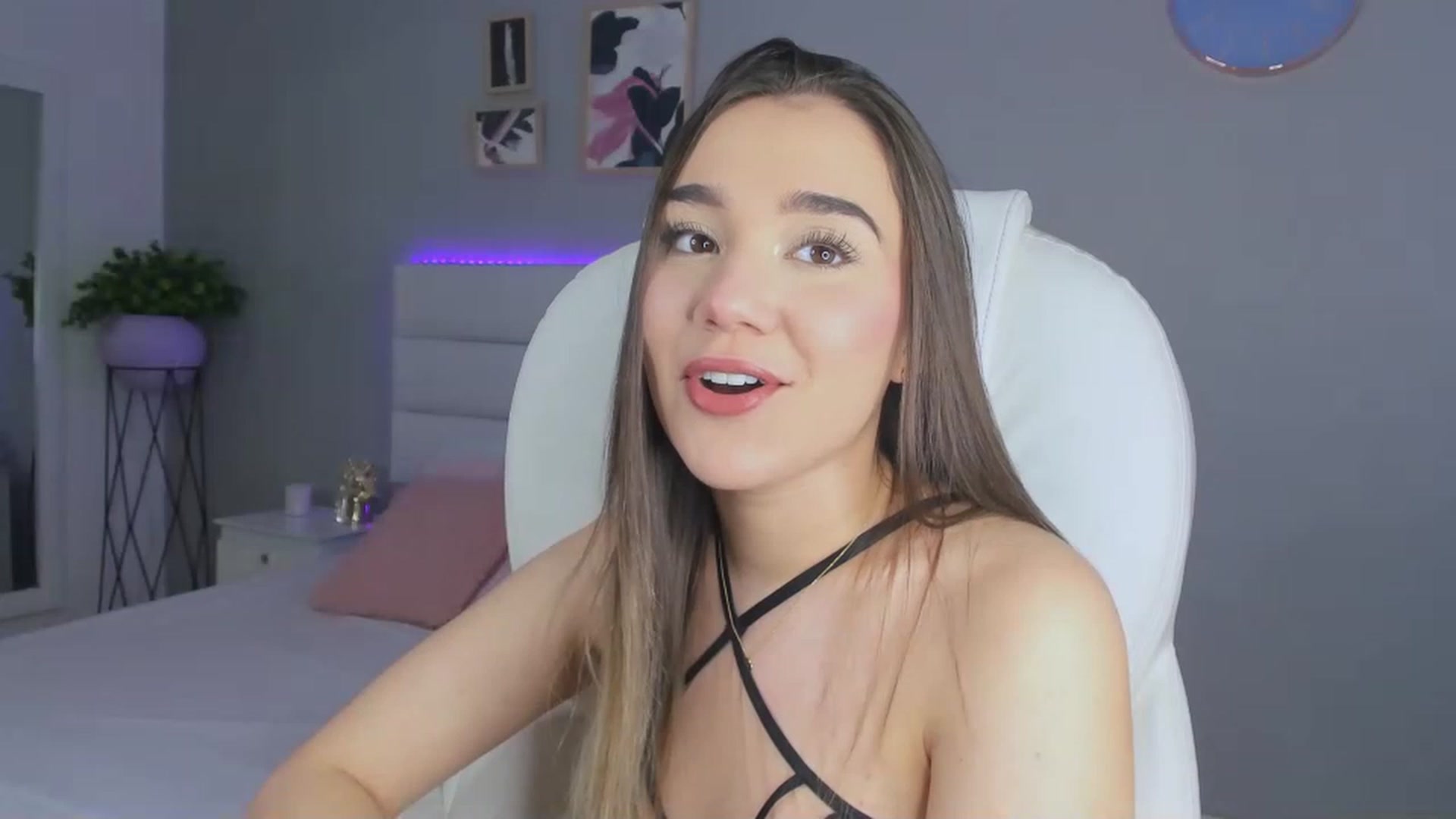 Gallery image thumbnail from Sabrinarey_'s myfreecams stream on, 11/22/2022, 21:13 image 14 of 20