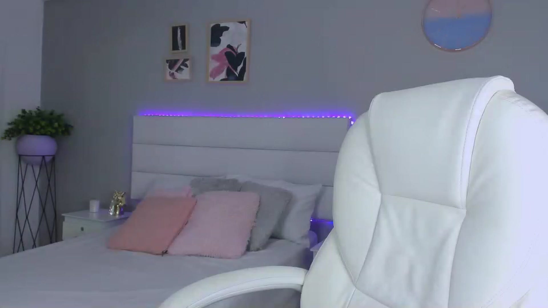 Gallery image thumbnail from Sabrinarey_'s myfreecams stream on, 11/22/2022, 22:28 image 10 of 20