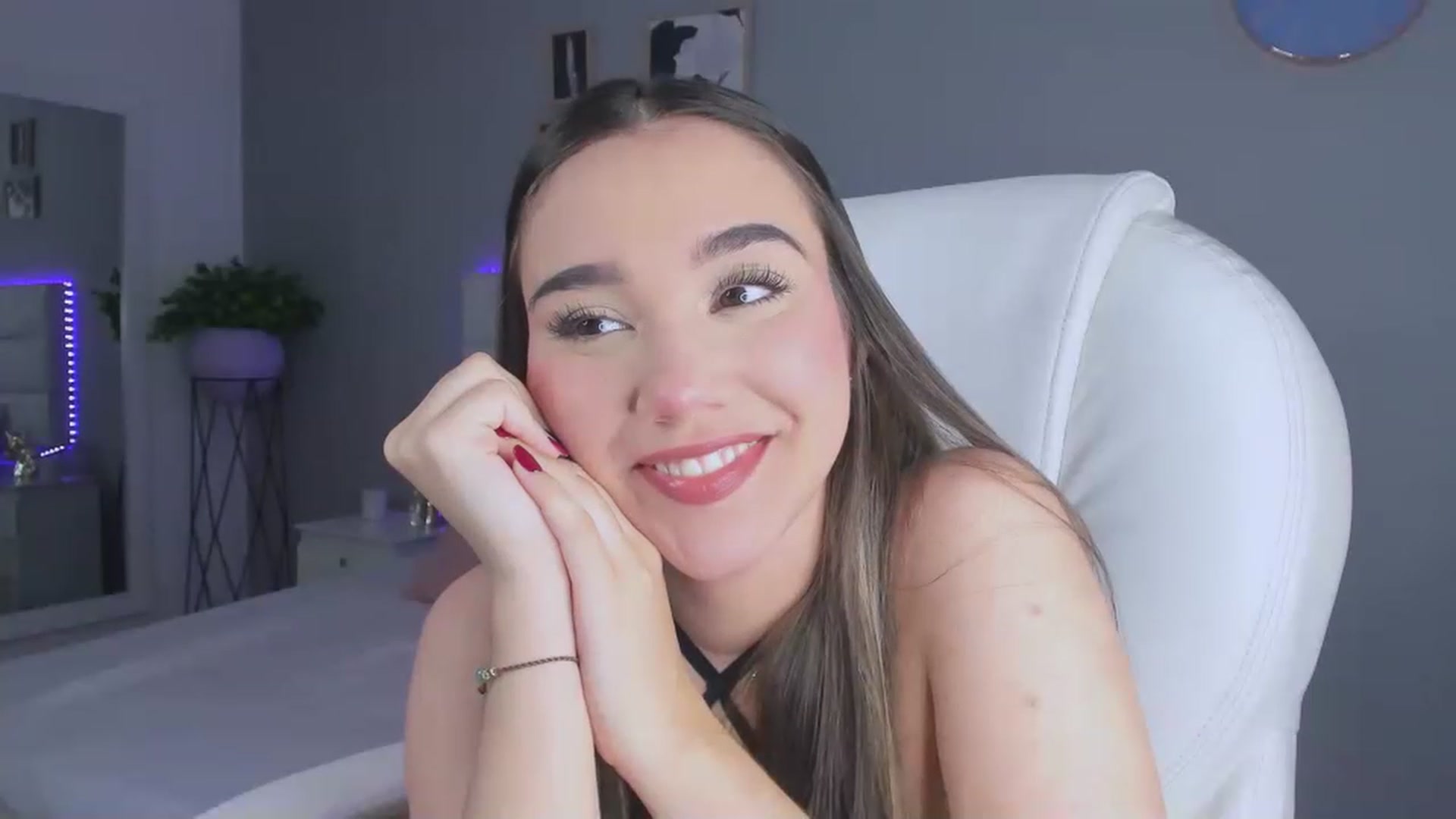 Gallery image thumbnail from Sabrinarey_'s myfreecams stream on, 11/23/2022, 24:07 image 10 of 20