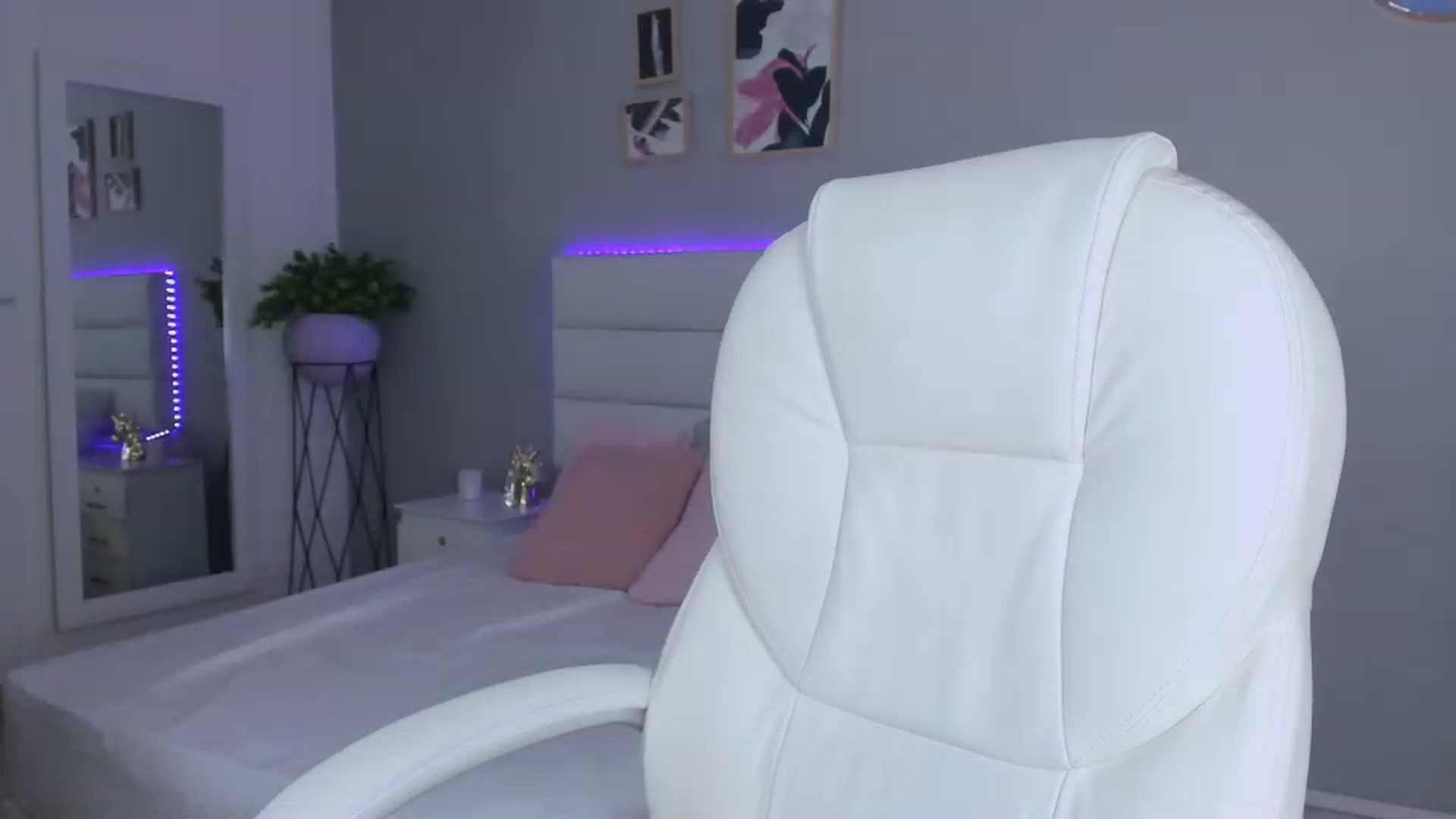 Gallery image thumbnail from Sabrinarey_'s myfreecams stream on, 11/23/2022, 01:14 image 12 of 20