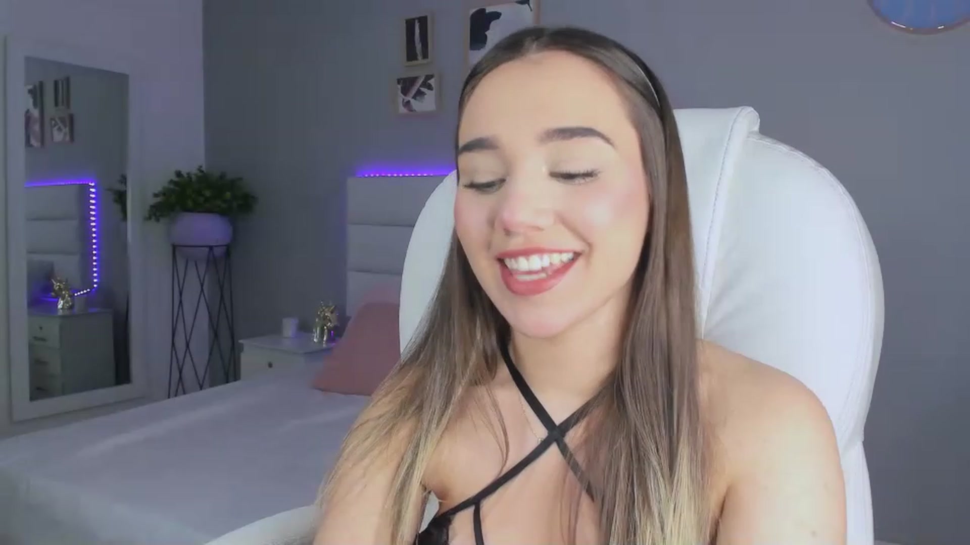 Gallery image thumbnail from Sabrinarey_'s myfreecams stream on, 11/23/2022, 01:14 image 2 of 20