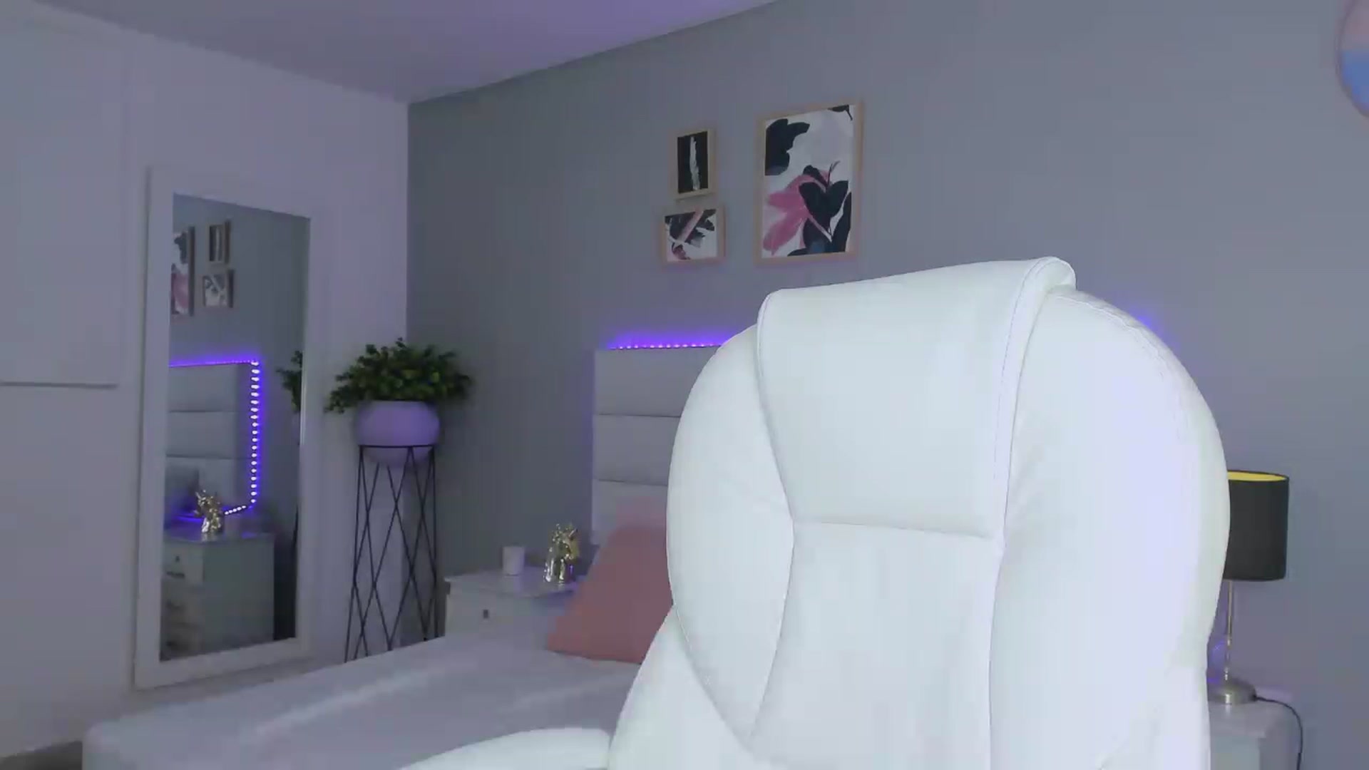 Gallery image thumbnail from Sabrinarey_'s myfreecams stream on, 11/23/2022, 01:14 image 10 of 20