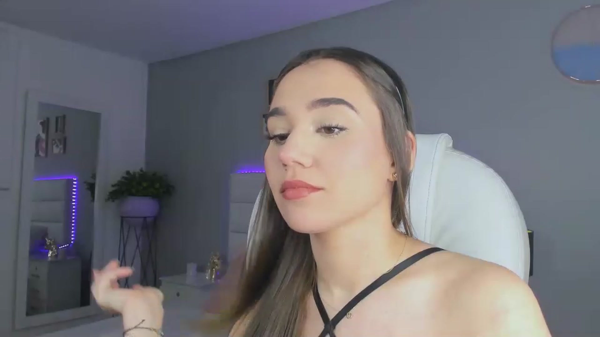 Gallery image thumbnail from Sabrinarey_'s myfreecams stream on, 11/23/2022, 01:14 image 7 of 20