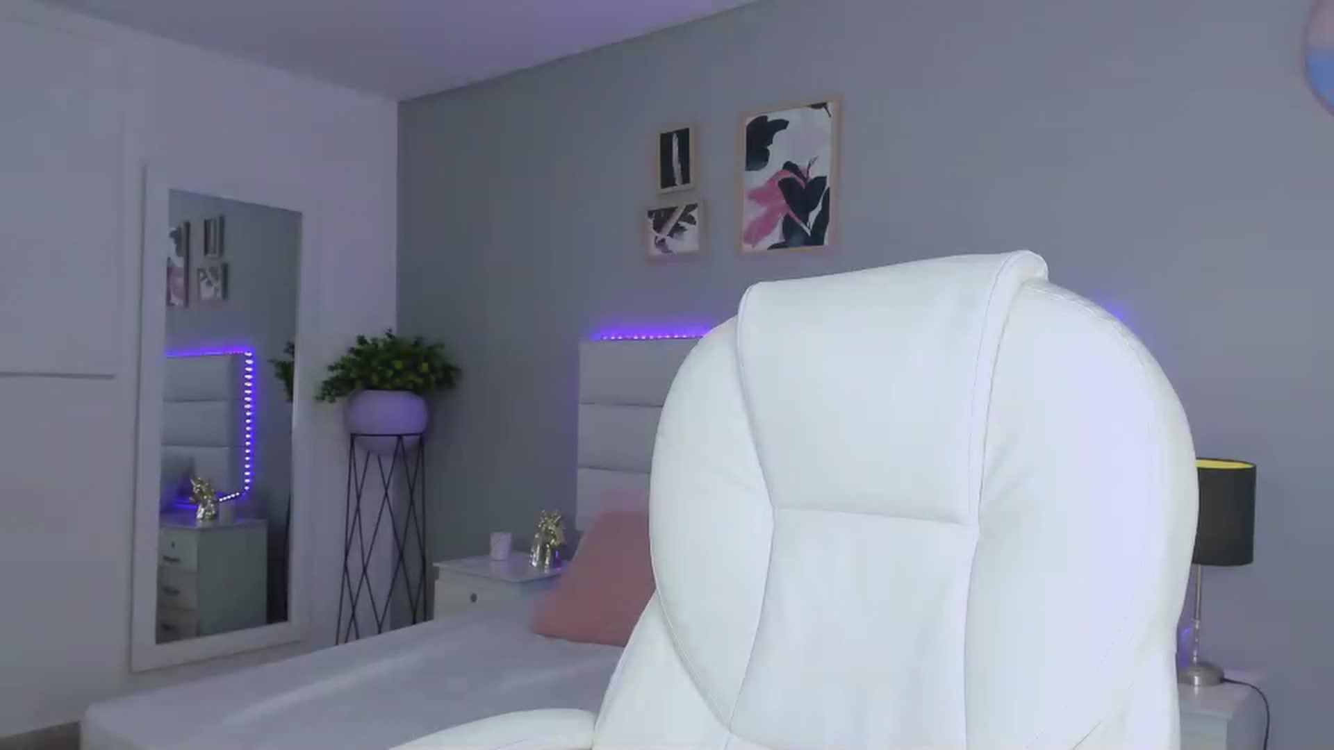 Gallery image thumbnail from Sabrinarey_'s myfreecams stream on, 11/23/2022, 01:14 image 9 of 20