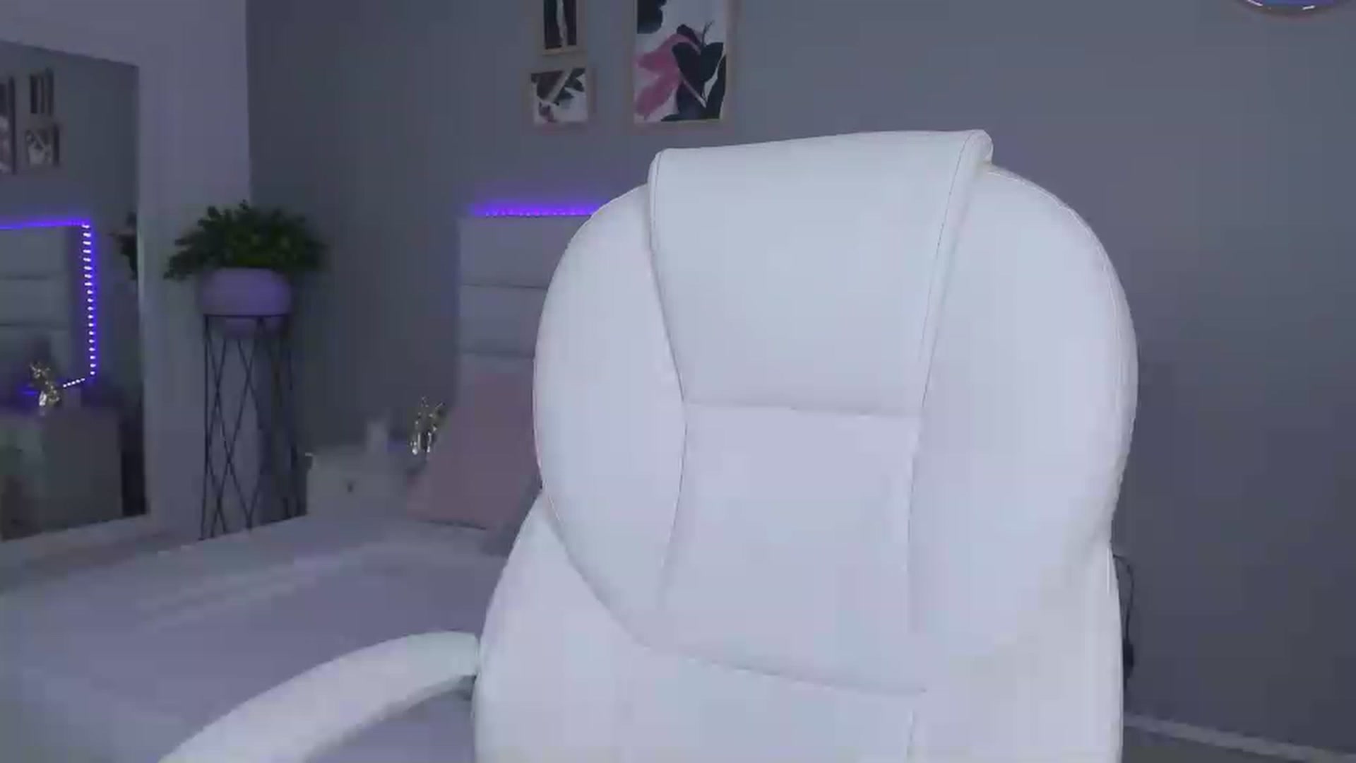Gallery image thumbnail from Sabrinarey_'s myfreecams stream on, 11/23/2022, 21:24 image 4 of 20
