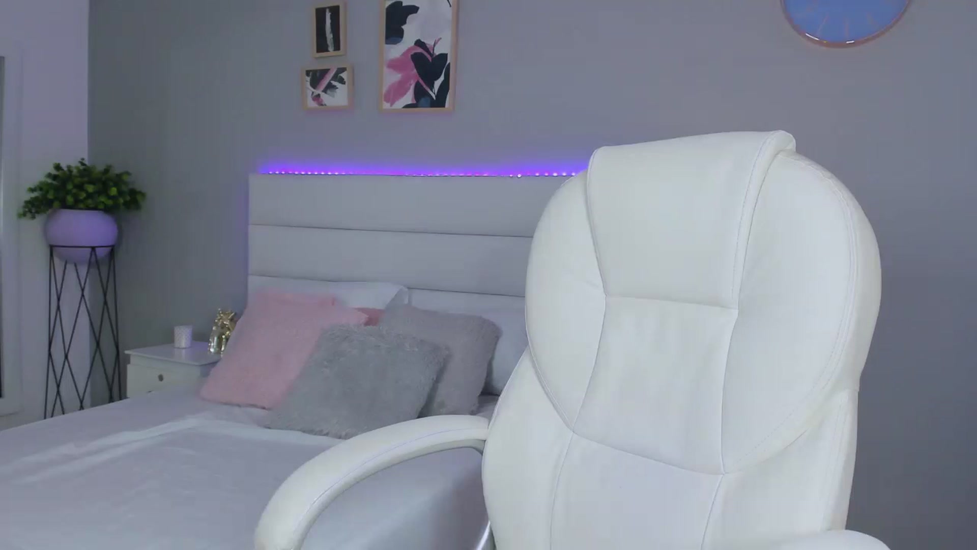 Gallery image thumbnail from Sabrinarey_'s myfreecams stream on, 11/23/2022, 21:24 image 17 of 20