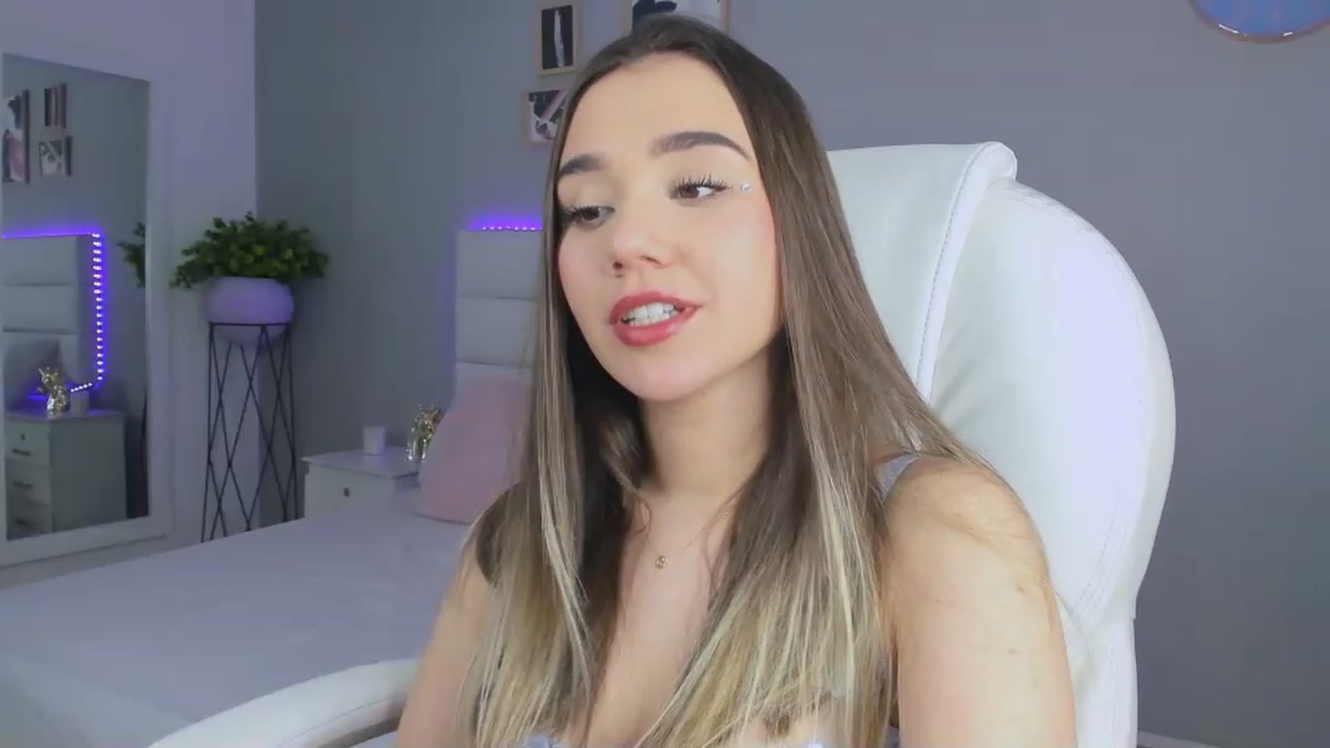 Gallery image thumbnail from Sabrinarey_'s myfreecams stream on, 11/24/2022, 24:01 image 9 of 20
