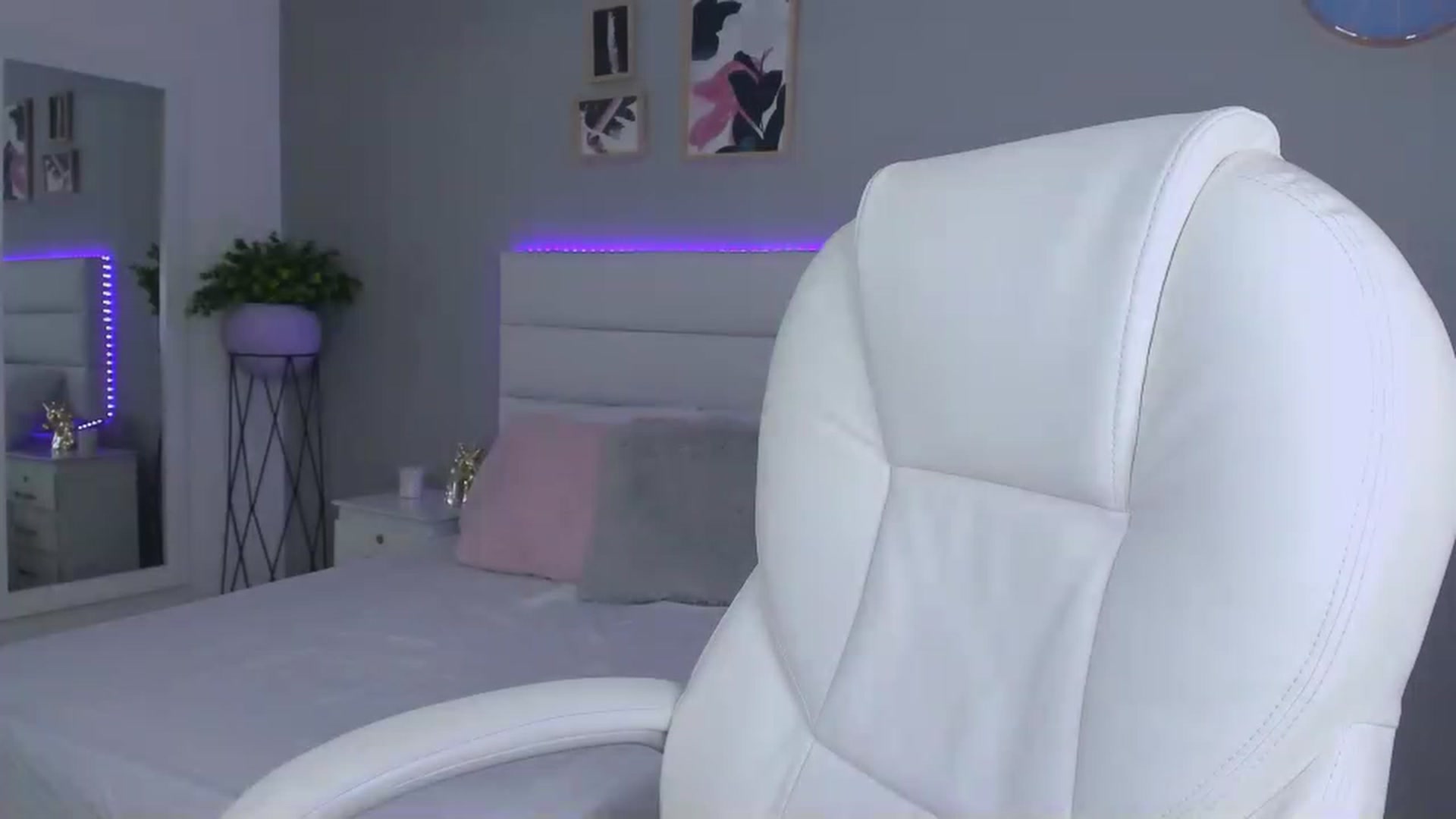 Gallery image thumbnail from Sabrinarey_'s myfreecams stream on, 11/24/2022, 01:33 image 1 of 20